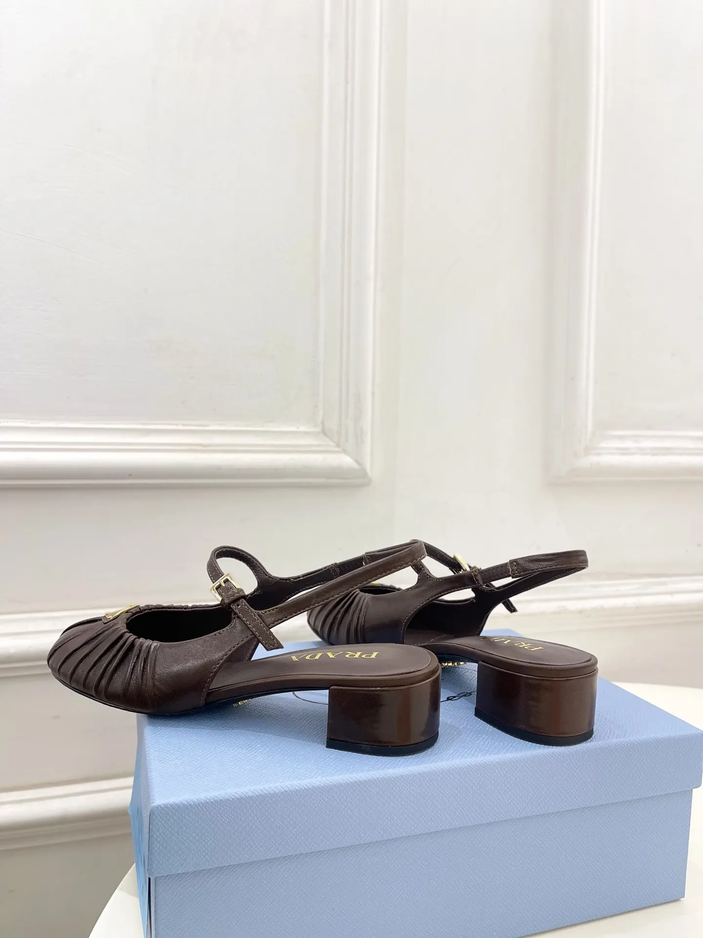 PRADA 普拉达 26𝐬𝐬 🌈2026早春新款 专柜走秀款 经典三角标褶皱玛丽珍后空凉鞋系列〰 ◽鞋面：高定制羊皮 ◽️ 内里：进口水染羊皮 ◽大底：原版进口真皮大底 ◽️ 跟高：3.5cm ◽鞋码: 35-39（40、41定做不退换） ◽出厂价：💰310（下单注明：飞机盒➕10）