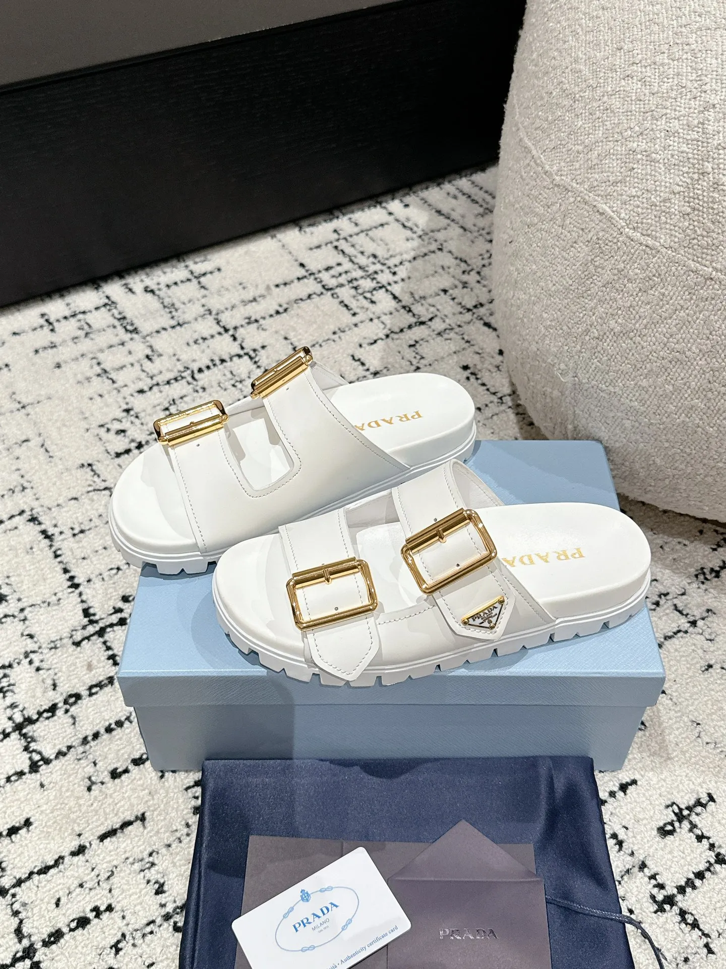 💰230男+10 #情侣款 Prada 普拉达 24/新款牛皮厚底拖鞋 Prada这款厚底拖鞋今年非常🔥爆，穿上（增高）休闲两不误，清爽的表现足以表达对鞋子的个个细节的把控。 ✔️面料：进口牛皮 ✔️内里：牛皮 ✔️码数：35-45（女40男45订做不退换）