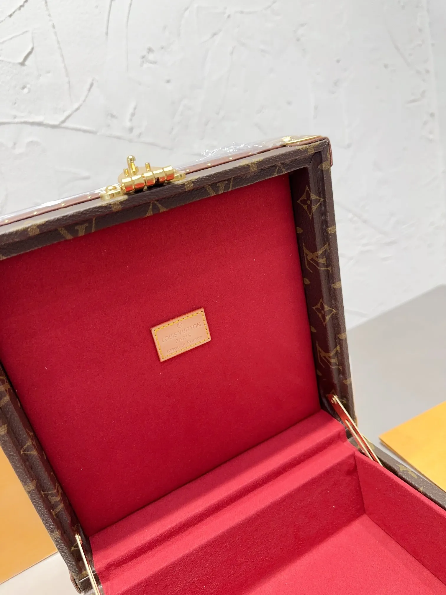 p540 种草| LV VOLT珠宝系列 不得不说，这次由路易威登珠宝艺术总监Francesca全力打造的LVVOLT系列突破了以往珠宝系列仅为女性客户设计的框架，这次的VOLT给人感觉真的又摩登又刚 还有这个粉色的首饰盒，摆在家里瞬间提升品味，功能与颜值俱佳，简直太爱了国