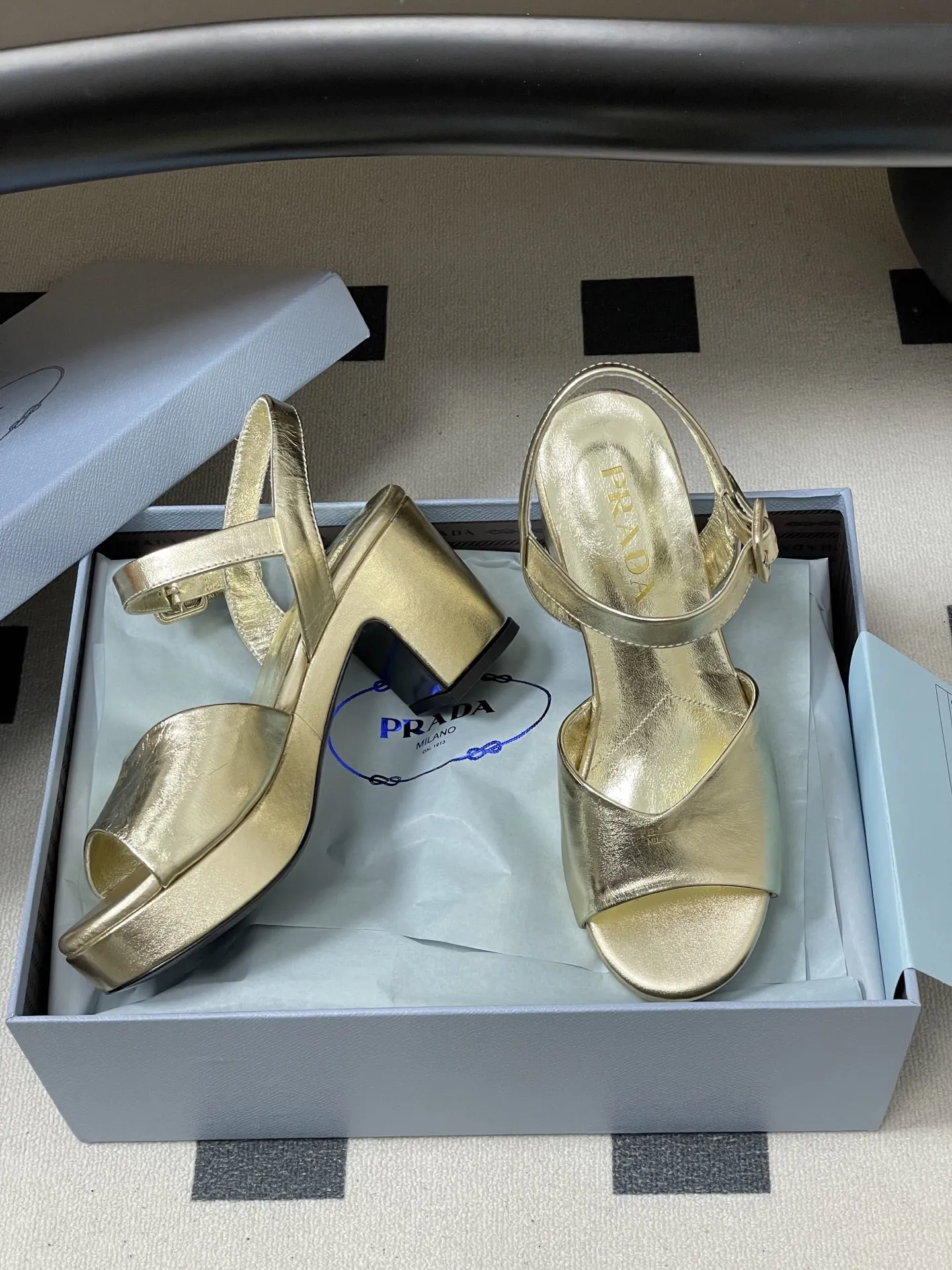 p310-顶级品质 26Aw春夏新款Prada 普拉达走秀款 鱼嘴露趾防水台高跟鞋复古老钱风露跟凉鞋 以90年代的复古凉鞋为灵感，鞋面采用交叉带设计，线条流畅利落，既修饰脚型又自带优雅氛围，是打造&ldquo;老钱风&rdquo;的核心单品。 露跟设计在保留优雅感的同时增添了轻盈与透气感，适配春夏季节或室内场合，也让复古鞋型更具实穿性。采用粗跟设计，在保证优雅感的同时提升了行走稳定性，解决了&ldquo;好看的鞋不好走&rdquo;的痛点。 鞋面：定制羊猄皮/贴膜羊皮 内里垫脚：羊皮 鞋底：意大利注塑真皮大底 跟高：8cm 码数：35-39（40.41.42定做不退换）