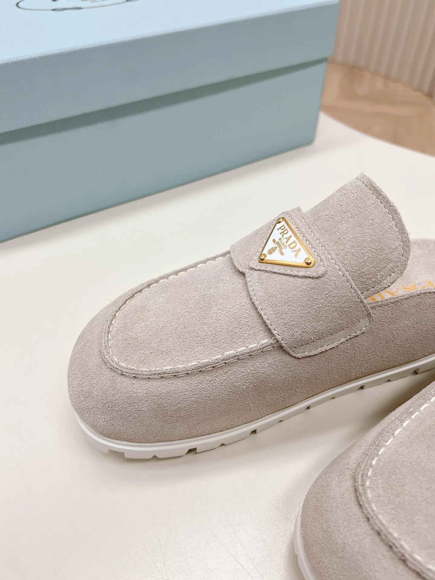 出240 最新系列!Prada 普拉达2024春夏新款凉鞋 三角扣面包包头半拖鞋 最新走秀系列 经典升级 舒适度与时髦度并存 每个颜色搭配都好看,设计搭配不同风格需求 鞋面:原版定制牛猄 内里: 原版定制羊皮内里,牛皮 垫脚 大底:原版开模防滑大底 鞋码: 35-40