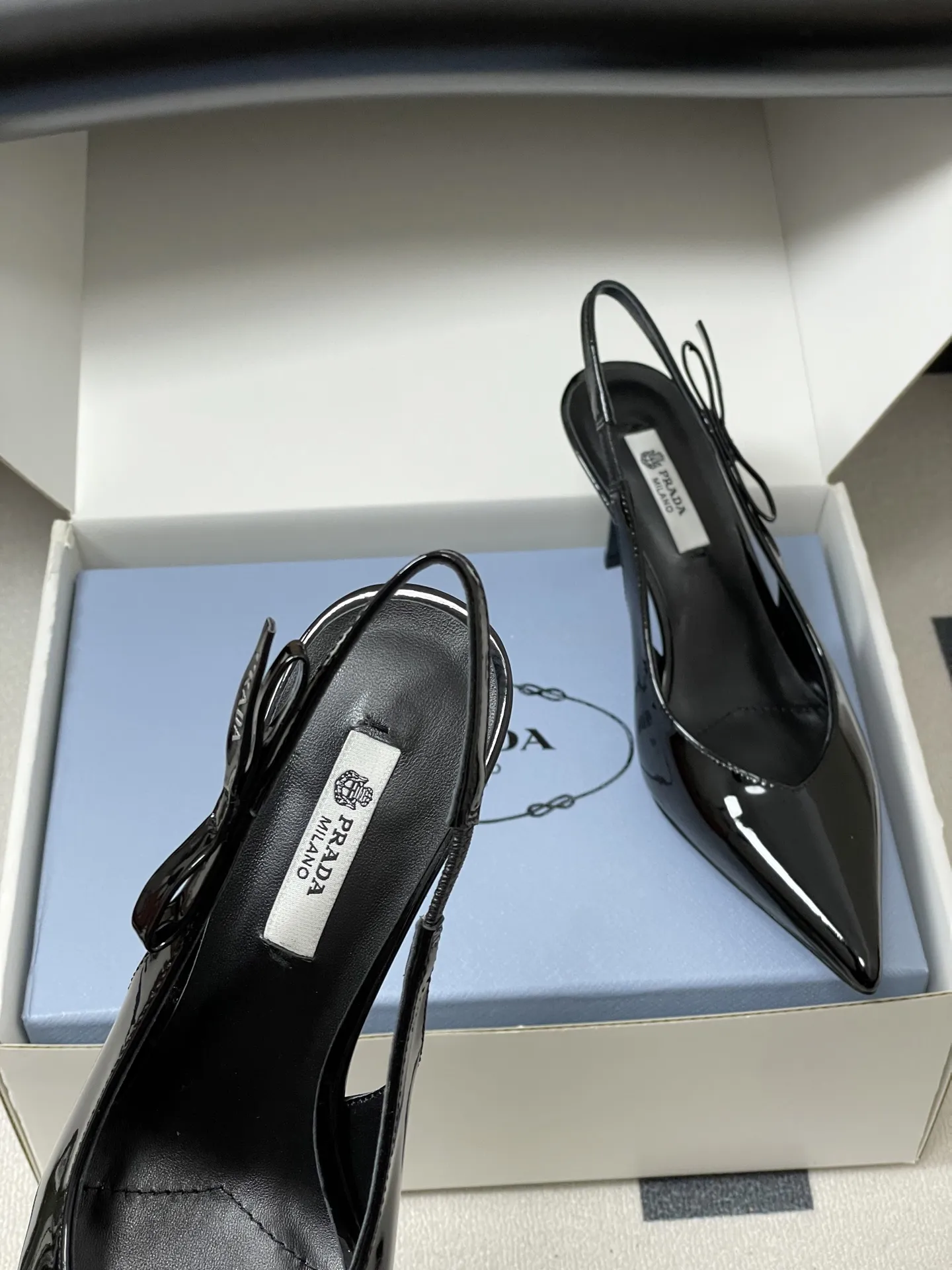 p300-顶级品质(配高档飞机盒✈️) 26Ss春夏新款Prada 普拉达最新走秀款尖头蝴蝶结高跟鞋 复古老钱风露跟凉鞋 时尚界久违的极简之美 时髦又精致 日常穿出高级感 强烈的线条和大胆的细节将象征女性魅力的高跟鞋转变为独特而非传统的设计。尖头廓形采用牛皮革,具有明显的缝线和故意未完成的原始切割边缘。精致的细高跟完美呈现出此款鞋履的多面风格。 选用优质皮革材质,质感高级,呈现出复古又摩登的质感,工艺精细,体现品牌高端品质。细高跟设计,提升穿着者气场,同时保持了较好的稳定性,适合日常通勤或特殊场合穿着。 鞋面:牛漆皮/小羊皮/马毛 内里垫脚:羊皮 鞋底:意大利真皮大底 跟高:7.5cm 码数:35-39(40.41定做不退换)