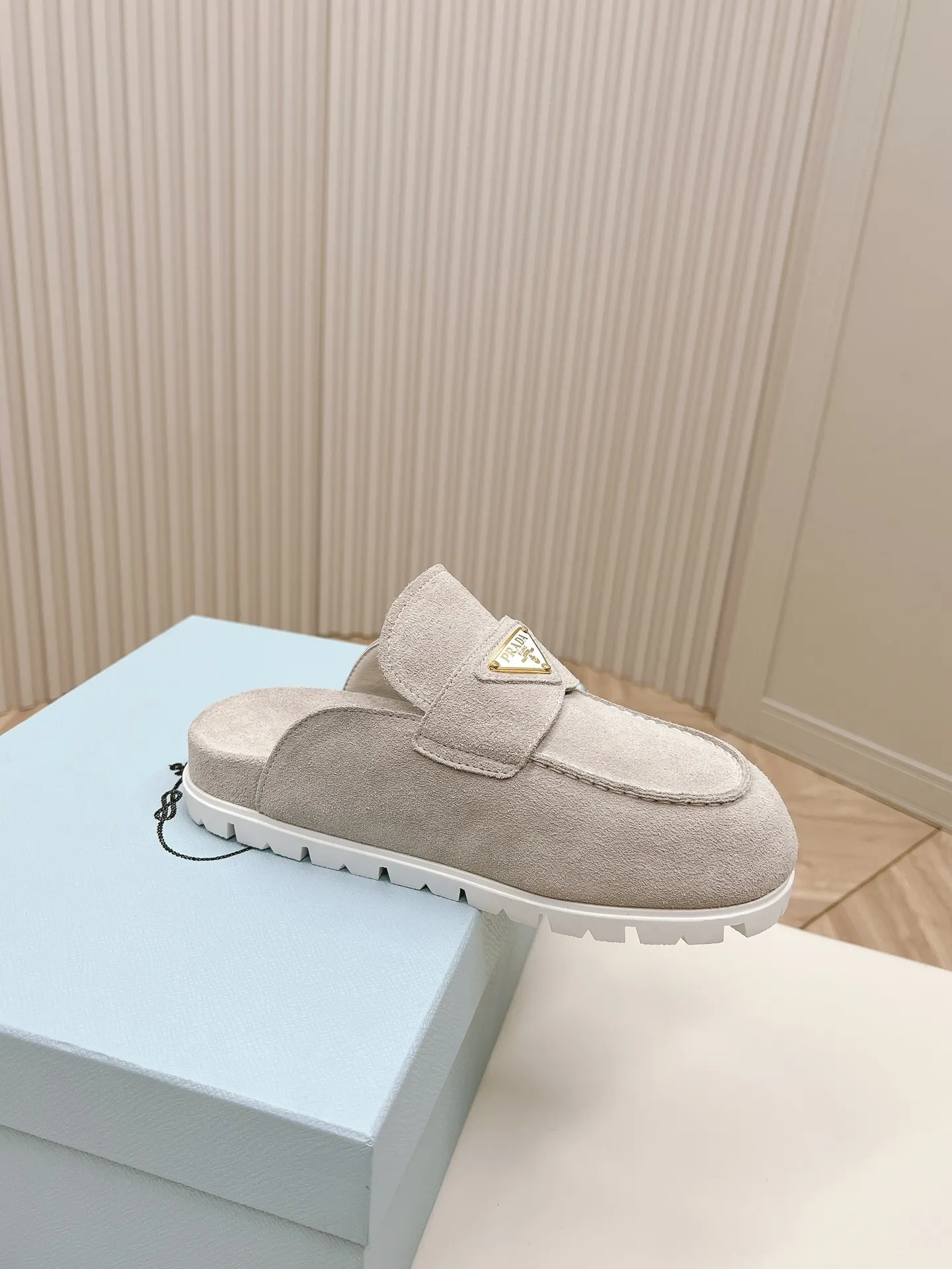 出240 最新系列！Prada 普拉达2024春夏新款凉鞋 三角扣面包包头半拖鞋 最新走秀系列 经典升级 舒适度与时髦度并存 每个颜色搭配都好看，设计搭配不同风格需求 鞋面：原版定制牛猄 内里: 原版定制羊皮内里，牛皮 垫脚 大底：原版开模防滑大底 鞋码: 35-40