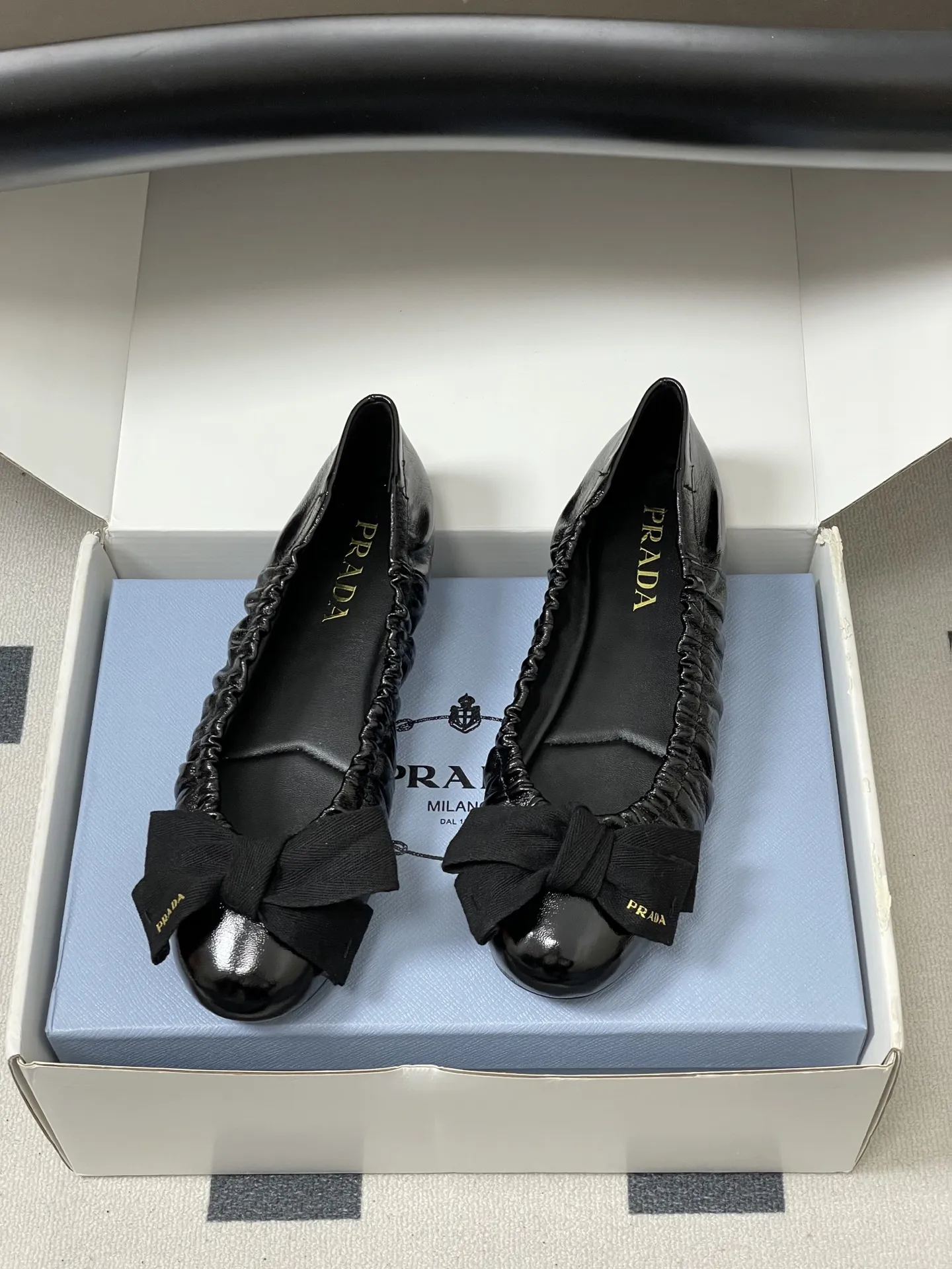 p310-顶级品质(配高档飞机盒✈️) 26Ss早春新款Prada普拉达 法式大蝴蝶结芭蕾舞鞋褶皱玛丽珍单鞋超软超舒服平底船鞋 这款蝴蝶结芭蕾舞鞋,柔软细腻,黑色蝴蝶结点缀,法式优雅复古感满满。鞋型贴合脚部,松紧口设计,穿着舒适不勒脚,适合长时间行走。金色光泽在光线下超吸睛,无论裙装还是裤装都能轻松驾驭,日常或正式场合都很出彩。鞋底轻便,兼具美观与实用,是芭蕾舞鞋爱好者的理想选择!鞋面的褶皱设计很软乎,踩上去像踩在云朵上,暴走一天也不累脚,配裤子慵懒松弛,配裙子又成了甜系公主,一鞋多搭太香了~ 5毫米一体式鞋底,饰有热压徽标 鞋面:定制羊皮/羊猄皮/马毛/皱羊漆皮 内里垫脚:羊皮 鞋底:原版开模橡胶大底 码数:35-39(40.41定做不退换)