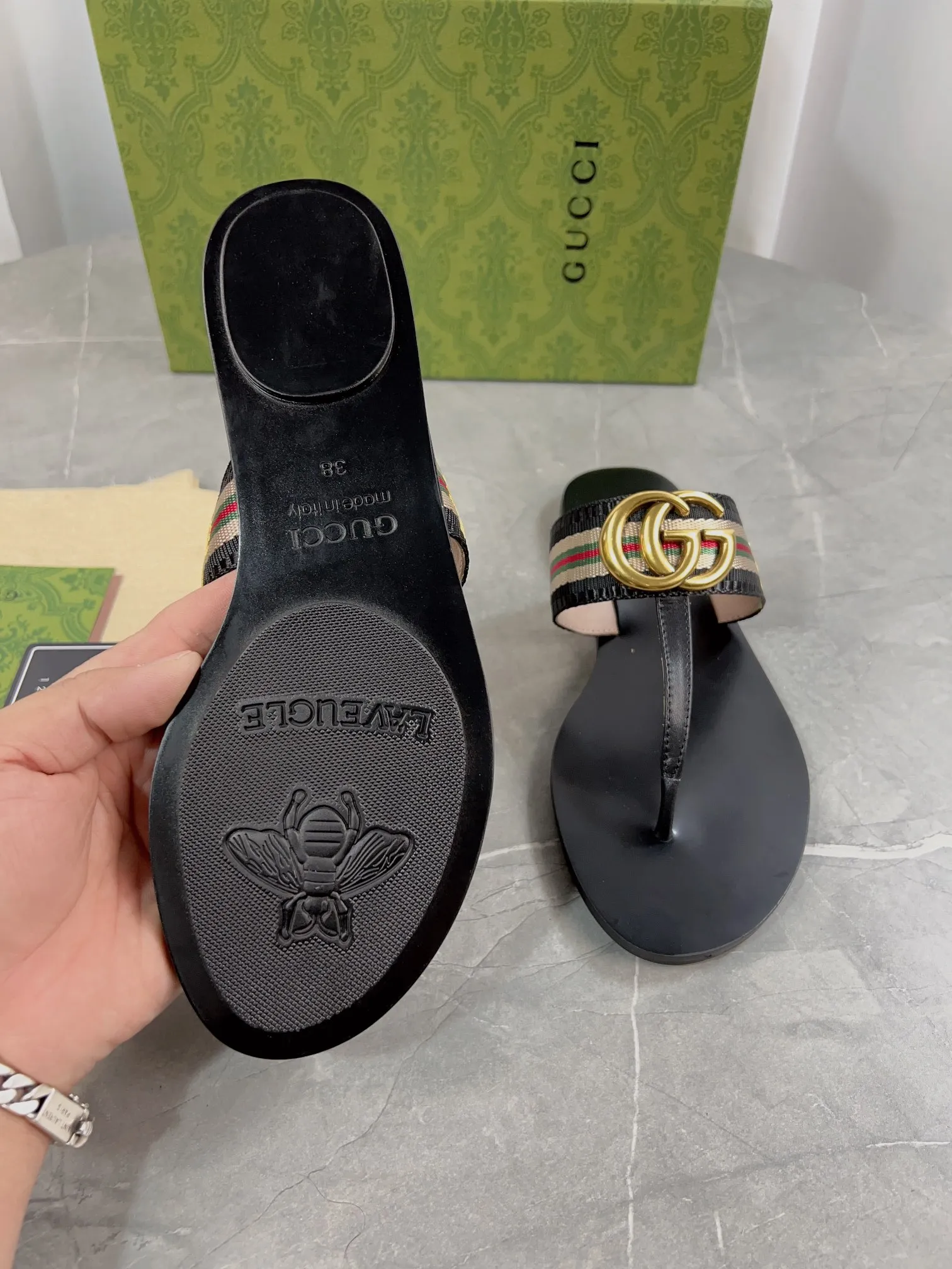 特批：💰💰130 升级版【Gucci】古琦双G扣织带方头平底拖鞋，贸易公司订单，面料小牛皮，内里羊皮👮小蜜蜂大底超好看实物比鞋子好看1⃣0⃣0⃣倍[呲牙]Gucc早春经典爆款T字平底夹脚人字拖鞋🌼专柜原版复刻1:1制作，G家标志性进口牛皮鞋面搭配原版五金双G金属装饰，实物要比照片好看1⃣百倍，内里采用丝滑山羊皮💦夏季必备凉拖鞋，真正的独家开大底，拒绝敷衍。现货现货正码35-42(43 44 45定做，满足一切需求[偷笑])