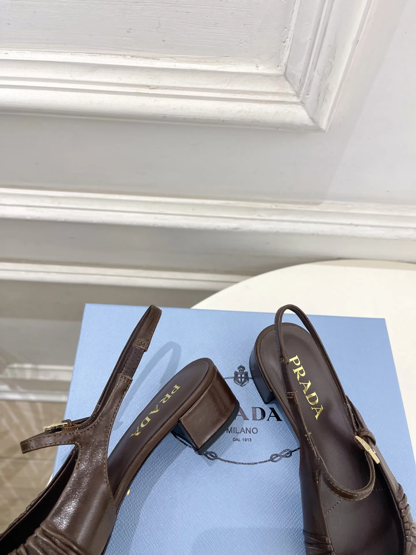 PRADA 普拉达 26𝐬𝐬 🌈2026早春新款 专柜走秀款 经典三角标褶皱玛丽珍后空凉鞋系列〰 ◽鞋面：高定制羊皮 ◽️ 内里：进口水染羊皮 ◽大底：原版进口真皮大底 ◽️ 跟高：3.5cm ◽鞋码: 35-39（40、41定做不退换） ◽出厂价：💰310（下单注明：飞机盒➕10）