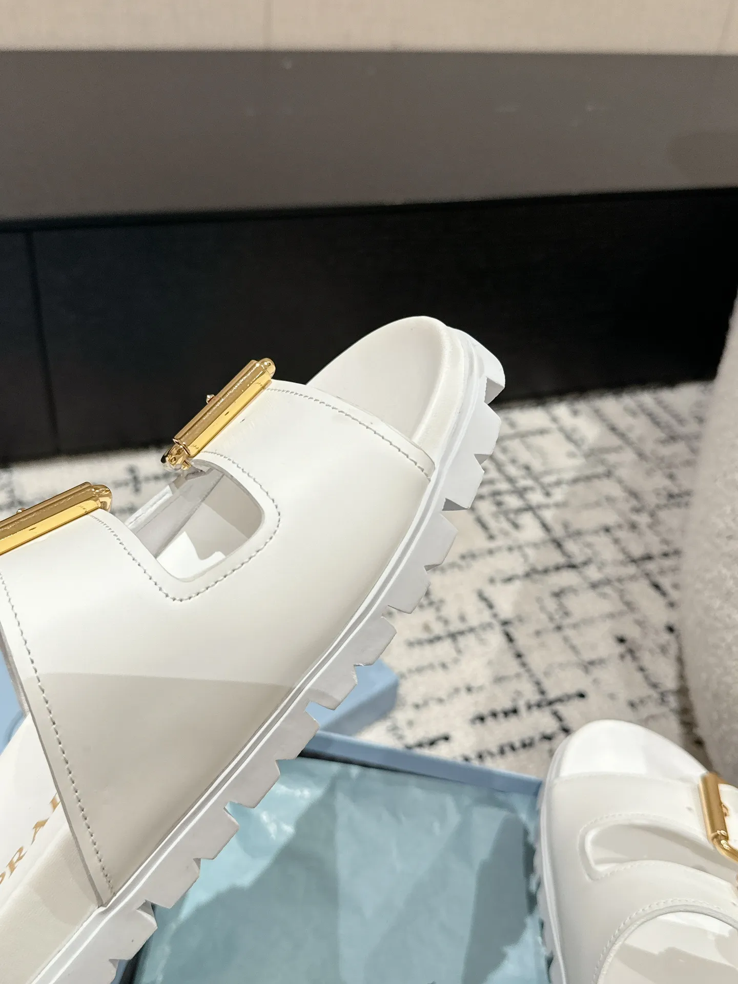 💰230男+10 #情侣款 Prada 普拉达 24/新款牛皮厚底拖鞋 Prada这款厚底拖鞋今年非常🔥爆,穿上(增高)休闲两不误,清爽的表现足以表达对鞋子的个个细节的把控。 ✔️面料:进口牛皮 ✔️内里:牛皮 ✔️码数:35-45(女40男45订做不退换)