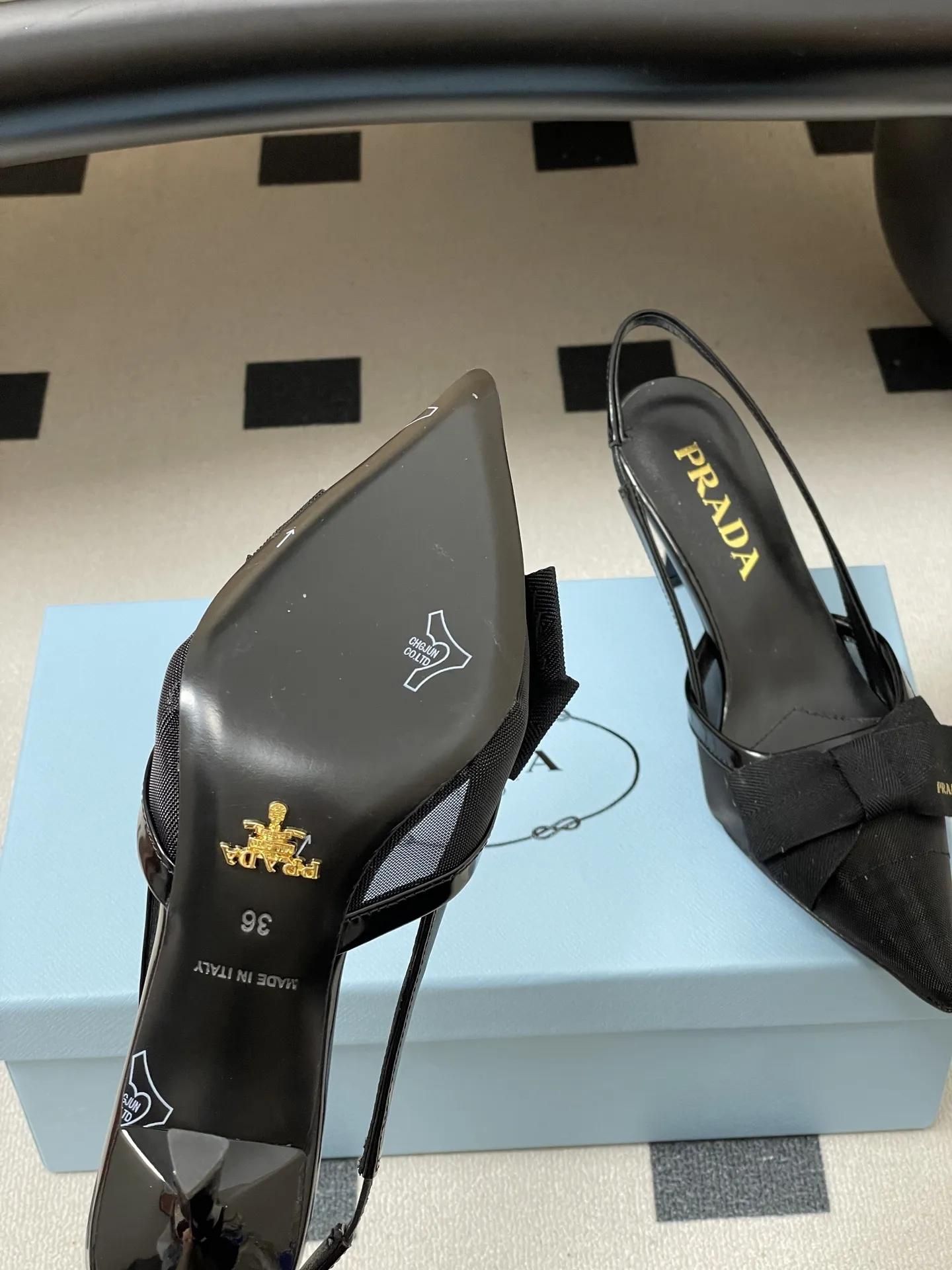 p260- 26Fw春夏新款Prada普拉达 蝴蝶结尖头细高跟后空凉鞋网眼后饰带高跟鞋透气网面凉鞋 绝美尖头跟鞋 时尚界久违的极简之美 经典时尚配色 毫不费力的优雅风来袭 时髦 精致 绝美 包头尖头 外穿时尚气质简约新款日常拖鞋美出高级感拖鞋这款上脚超好而且可以拉长腿型. 这款蝴蝶结高跟鞋呈现柔美廓形,优雅的当代风格细节尽显活力。尖头露跟设计,搭配几何形鞋跟和皮革三角形徽标,轻薄填充塑造三维效果,彰显摩登气息。 鞋面:原版定制网纱 内里垫脚:羊皮 跟高:7.5cm 鞋底:意大利真皮大底 码数:35-39(34.40.41定做不退换)