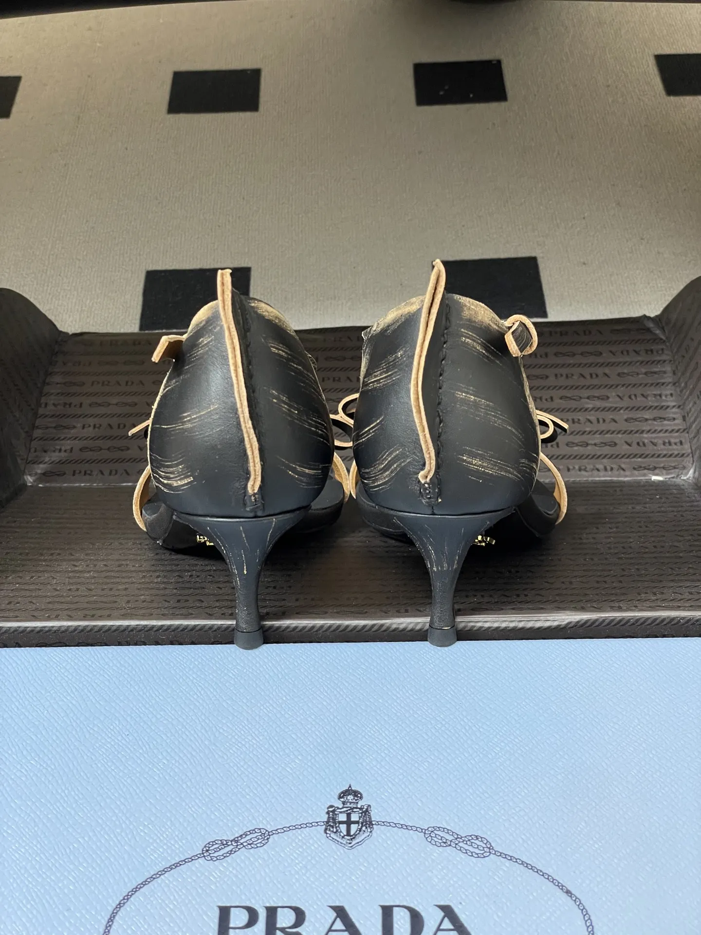 p340-顶级品质(配高档飞机盒✈️) 26Aw春夏新款Prada 普拉达走秀款尖头做旧蝴蝶结高跟凉鞋 复古老钱风露趾凉鞋 未来科技感满满 时尚界久违的极简之美 时髦又精致 日常穿出高级感 强烈的线条和大胆的细节将象征女性魅力的高跟鞋转变为独特而非传统的设计。尖头廓形采用做旧皮革,具有明显的缝线和故意未完成的原始切割边缘。精致的细高跟完美呈现出此款鞋履的多面风格。 选用优质皮革材质,质感高级,且有做旧效果的纹理,呈现出复古又摩登的质感,工艺精细,体现品牌高端品质。细高跟设计,提升穿着者气场,同时保持了较好的稳定性,适合日常通勤或特殊场合穿着。 鞋面:做旧小牛皮 内里垫脚:羊皮 鞋底:意大利注塑真皮大底 跟高:8.5cm/5.5cm 码数:35-39(40.41.42定做不退换)