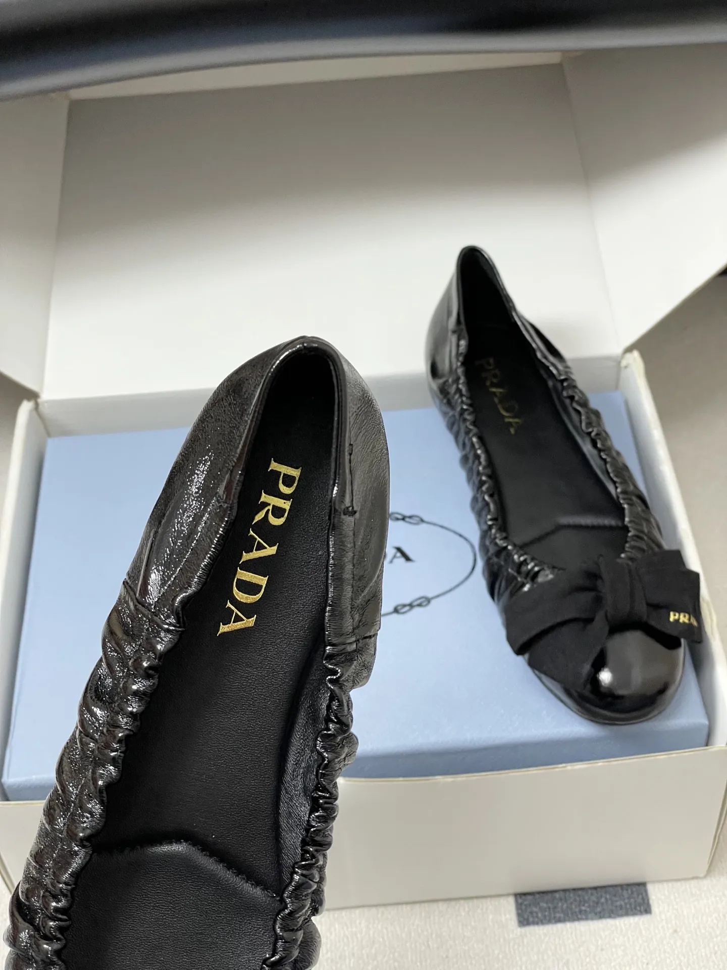 p310-顶级品质(配高档飞机盒✈️) 26Ss早春新款Prada普拉达 法式大蝴蝶结芭蕾舞鞋褶皱玛丽珍单鞋超软超舒服平底船鞋 这款蝴蝶结芭蕾舞鞋,柔软细腻,黑色蝴蝶结点缀,法式优雅复古感满满。鞋型贴合脚部,松紧口设计,穿着舒适不勒脚,适合长时间行走。金色光泽在光线下超吸睛,无论裙装还是裤装都能轻松驾驭,日常或正式场合都很出彩。鞋底轻便,兼具美观与实用,是芭蕾舞鞋爱好者的理想选择!鞋面的褶皱设计很软乎,踩上去像踩在云朵上,暴走一天也不累脚,配裤子慵懒松弛,配裙子又成了甜系公主,一鞋多搭太香了~ 5毫米一体式鞋底,饰有热压徽标 鞋面:定制羊皮/羊猄皮/马毛/皱羊漆皮 内里垫脚:羊皮 鞋底:原版开模橡胶大底 码数:35-39(40.41定做不退换)