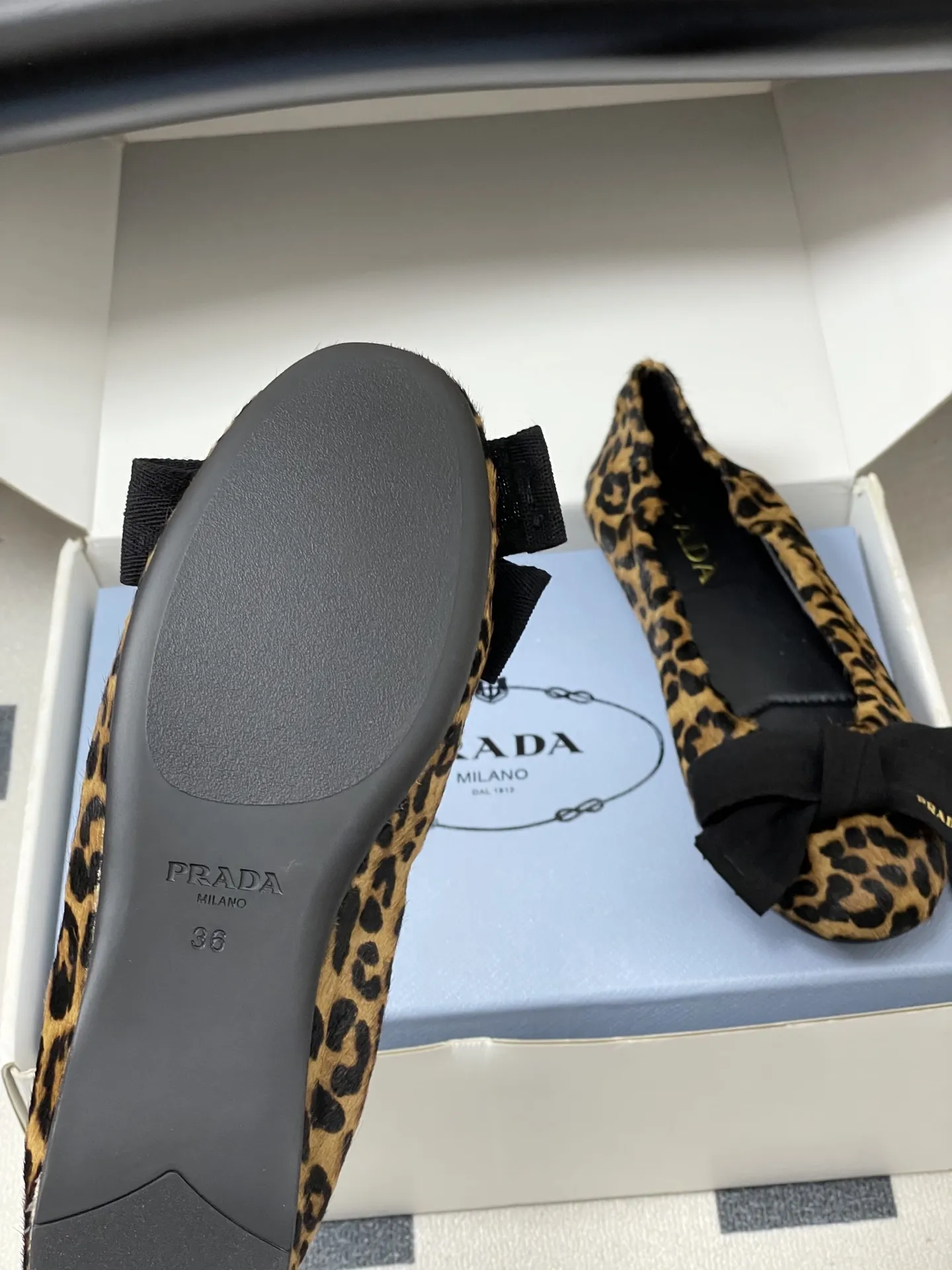 p310-顶级品质（配高档飞机盒✈️） 26Ss早春新款Prada普拉达 法式大蝴蝶结芭蕾舞鞋褶皱玛丽珍单鞋超软超舒服平底船鞋 这款蝴蝶结芭蕾舞鞋，柔软细腻，黑色蝴蝶结点缀，法式优雅复古感满满。鞋型贴合脚部，松紧口设计，穿着舒适不勒脚，适合长时间行走。金色光泽在光线下超吸睛，无论裙装还是裤装都能轻松驾驭，日常或正式场合都很出彩。鞋底轻便，兼具美观与实用，是芭蕾舞鞋爱好者的理想选择！鞋面的褶皱设计很软乎，踩上去像踩在云朵上，暴走一天也不累脚，配裤子慵懒松弛，配裙子又成了甜系公主，一鞋多搭太香了～ 5毫米一体式鞋底，饰有热压徽标 鞋面：定制羊皮/羊猄皮/马毛/皱羊漆皮 内里垫脚：羊皮 鞋底：原版开模橡胶大底 码数：35-39（40.41定做不退换）