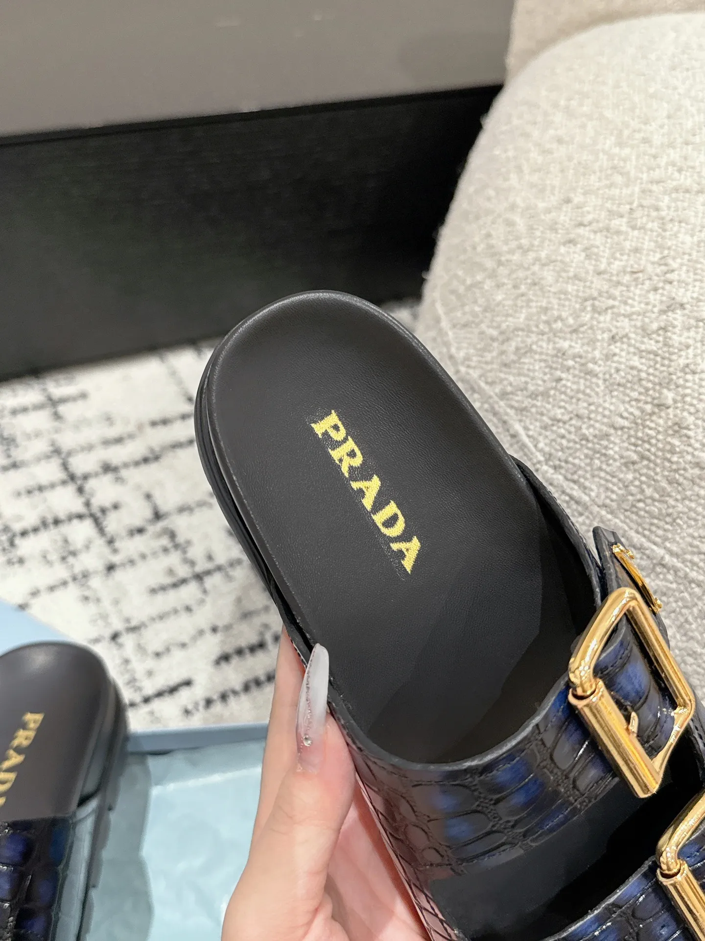 💰230男+10 #情侣款 Prada 普拉达 24/新款牛皮厚底拖鞋 Prada这款厚底拖鞋今年非常🔥爆,穿上(增高)休闲两不误,清爽的表现足以表达对鞋子的个个细节的把控。 ✔️面料:进口牛皮 ✔️内里:牛皮 ✔️码数:35-45(女40男45订做不退换)
