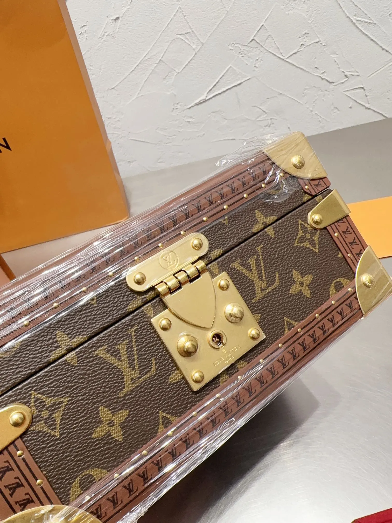 p540 种草| LV VOLT珠宝系列 不得不说，这次由路易威登珠宝艺术总监Francesca全力打造的LVVOLT系列突破了以往珠宝系列仅为女性客户设计的框架，这次的VOLT给人感觉真的又摩登又刚 还有这个粉色的首饰盒，摆在家里瞬间提升品味，功能与颜值俱佳，简直太爱了国