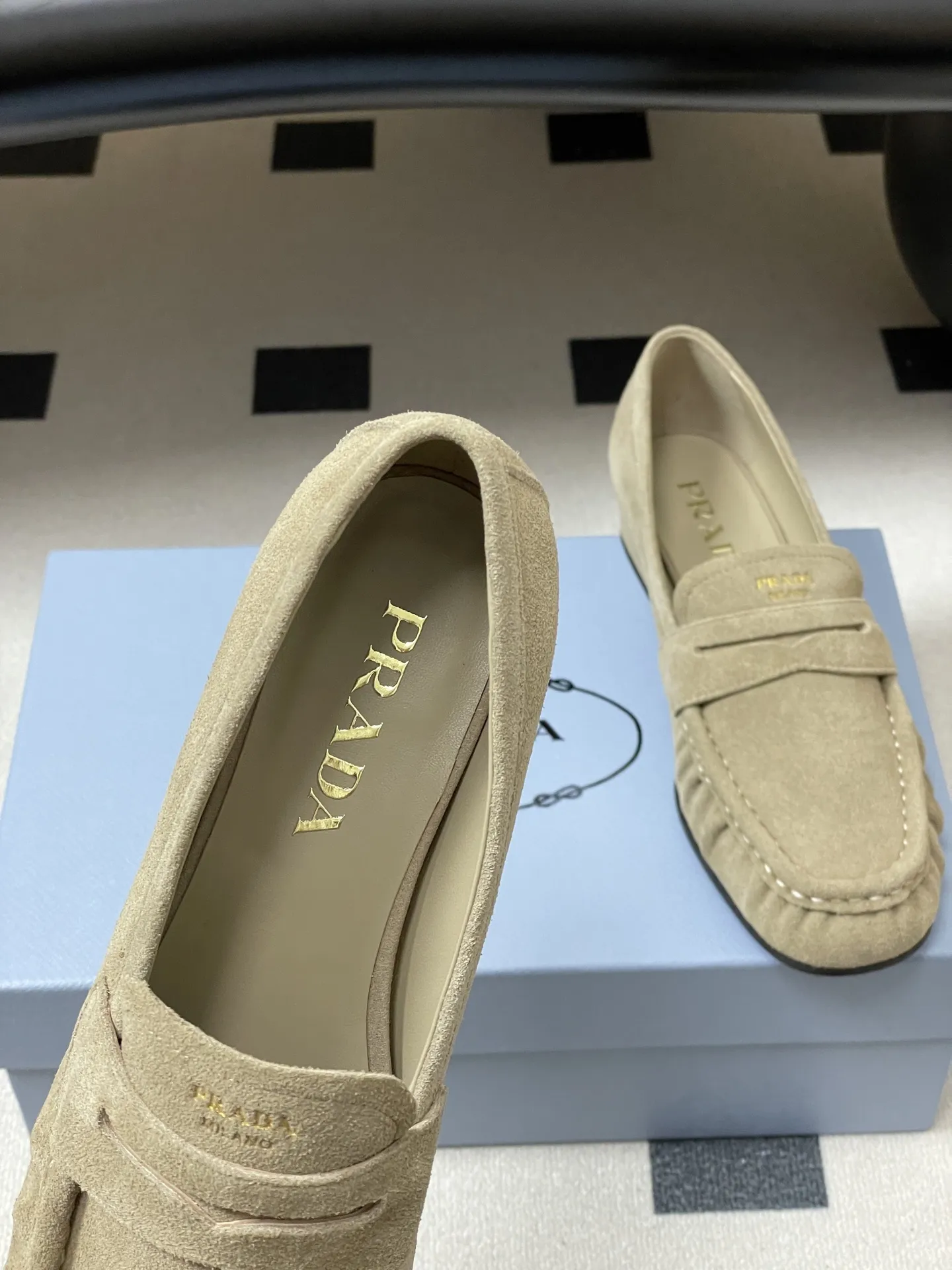 p310- 26Fw早春新款 Prada普拉达 褶皱一脚蹬乐福鞋老钱风麂皮单鞋 这款褶饰乐福鞋，选用优质皮革，柔软又耐用，鞋面褶皱设计超有辨识度!经典圆头+平底，日常通勤，休闲都能轻松驾驭。内衬和鞋垫都有PRADA标志，细节满分，低调又高级。百搭属性，无论牛仔裤还是裙装都能轻松hold住，是实用与时尚兼具的必备单品! 鞋面：油蜡小牛皮/高丝光牛反绒 内里垫脚：羊皮 鞋底：开模橡胶大底 码数：35-39（40.41定做不退换）