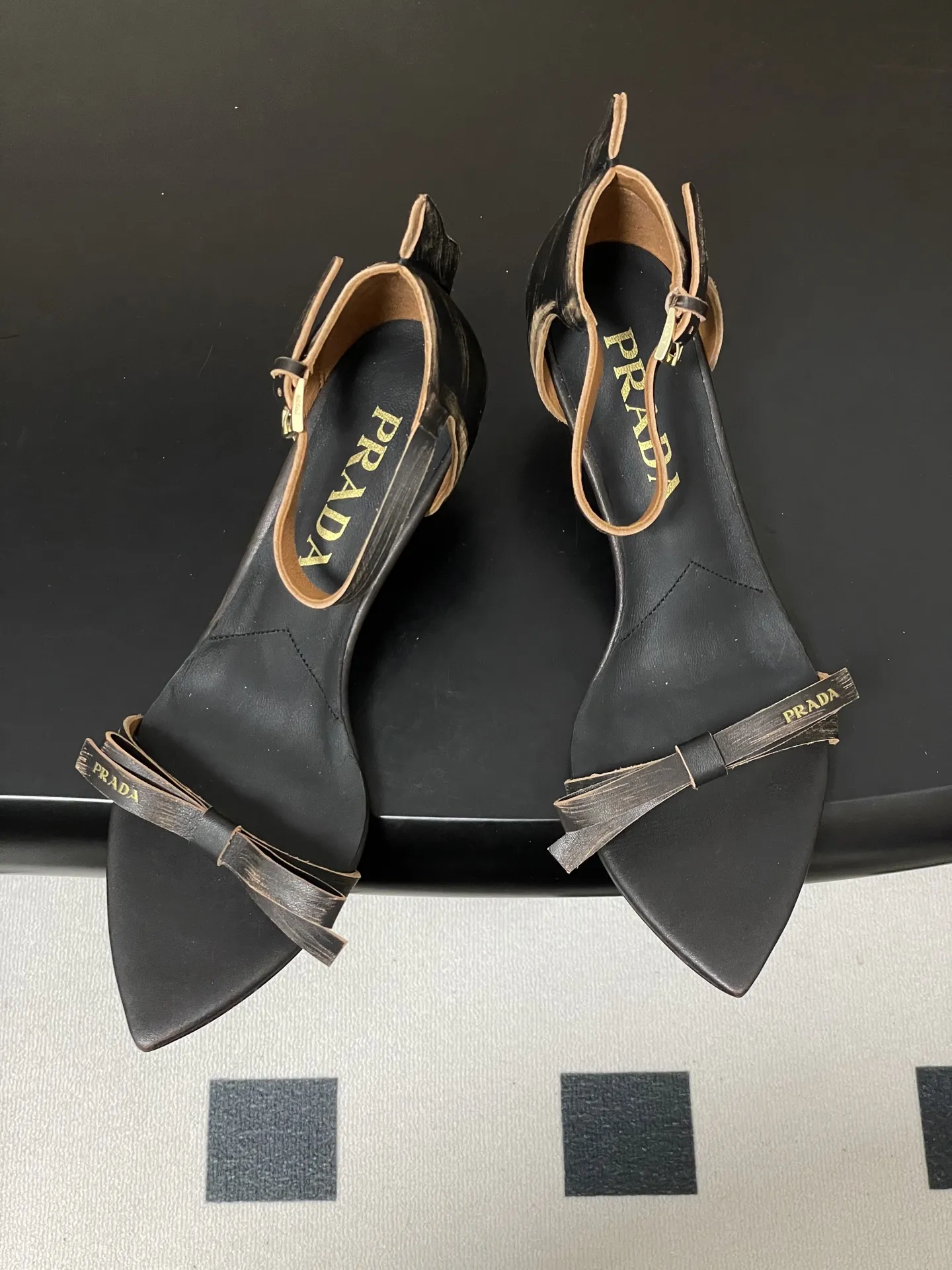 p340-顶级品质(配高档飞机盒✈️) 26Aw春夏新款Prada 普拉达走秀款尖头做旧蝴蝶结高跟凉鞋 复古老钱风露趾凉鞋 未来科技感满满 时尚界久违的极简之美 时髦又精致 日常穿出高级感 强烈的线条和大胆的细节将象征女性魅力的高跟鞋转变为独特而非传统的设计。尖头廓形采用做旧皮革,具有明显的缝线和故意未完成的原始切割边缘。精致的细高跟完美呈现出此款鞋履的多面风格。 选用优质皮革材质,质感高级,且有做旧效果的纹理,呈现出复古又摩登的质感,工艺精细,体现品牌高端品质。细高跟设计,提升穿着者气场,同时保持了较好的稳定性,适合日常通勤或特殊场合穿着。 鞋面:做旧小牛皮 内里垫脚:羊皮 鞋底:意大利注塑真皮大底 跟高:8.5cm/5.5cm 码数:35-39(40.41.42定做不退换)