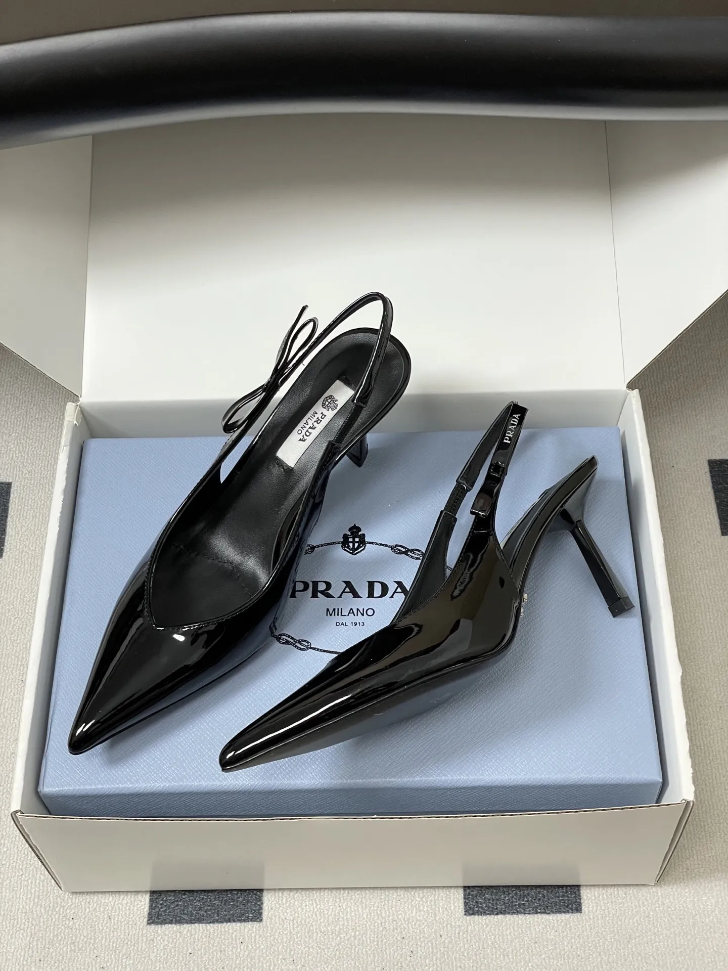 p300-顶级品质(配高档飞机盒✈️) 26Ss春夏新款Prada 普拉达最新走秀款尖头蝴蝶结高跟鞋 复古老钱风露跟凉鞋 时尚界久违的极简之美 时髦又精致 日常穿出高级感 强烈的线条和大胆的细节将象征女性魅力的高跟鞋转变为独特而非传统的设计。尖头廓形采用牛皮革,具有明显的缝线和故意未完成的原始切割边缘。精致的细高跟完美呈现出此款鞋履的多面风格。 选用优质皮革材质,质感高级,呈现出复古又摩登的质感,工艺精细,体现品牌高端品质。细高跟设计,提升穿着者气场,同时保持了较好的稳定性,适合日常通勤或特殊场合穿着。 鞋面:牛漆皮/小羊皮/马毛 内里垫脚:羊皮 鞋底:意大利真皮大底 跟高:7.5cm 码数:35-39(40.41定做不退换)