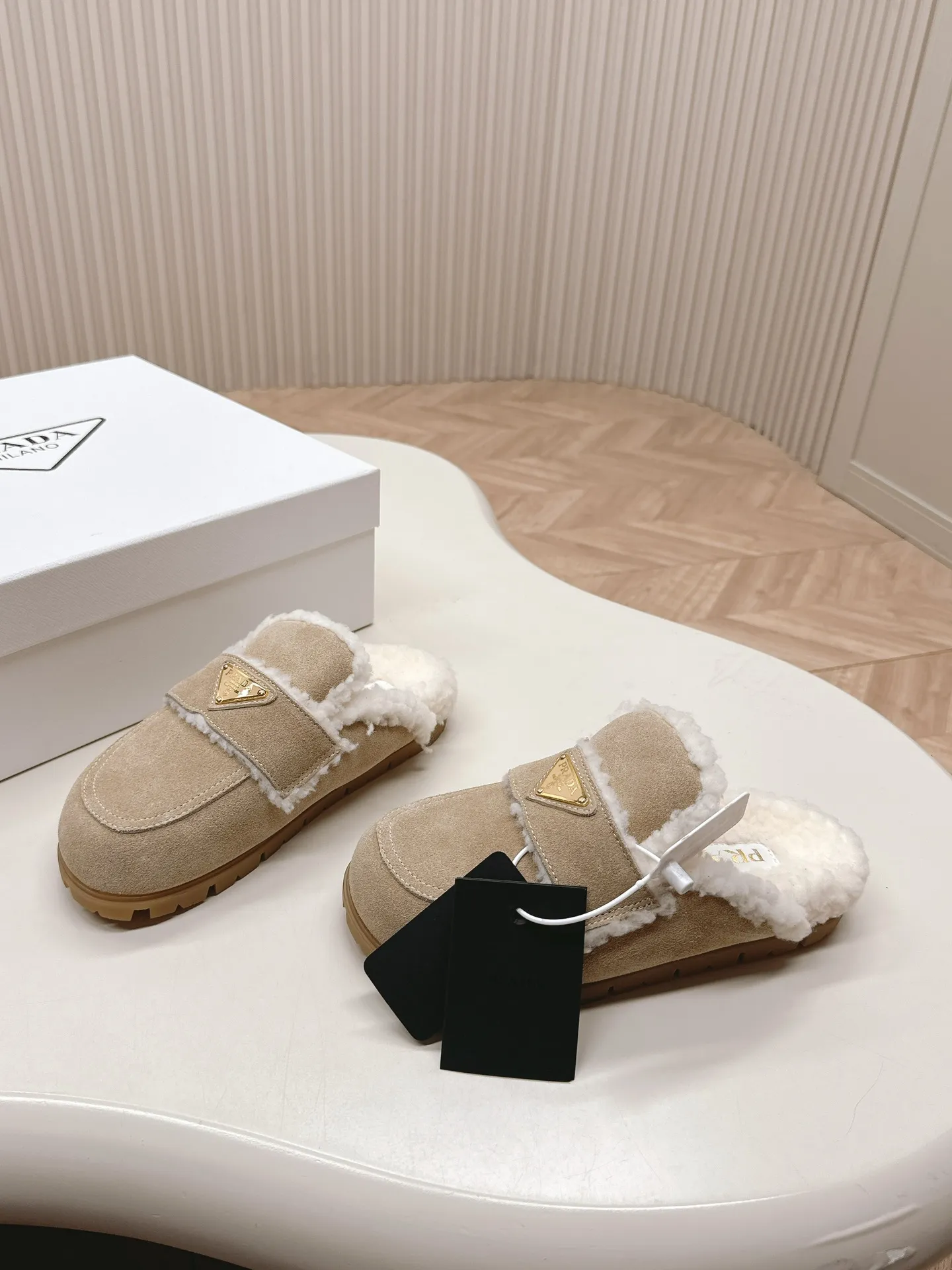 出240 最新系列!Prada 普拉达2024秋冬季新款毛拖鞋 三角扣面包包头半拖鞋 最新走秀系列 经典升级 舒适度与时髦度并存 每个颜色搭配都好看,设计搭配不同风格需求 鞋面:原版定制牛猄 内里: 羊毛 大底:原版开模防滑大底 鞋码: 35-40