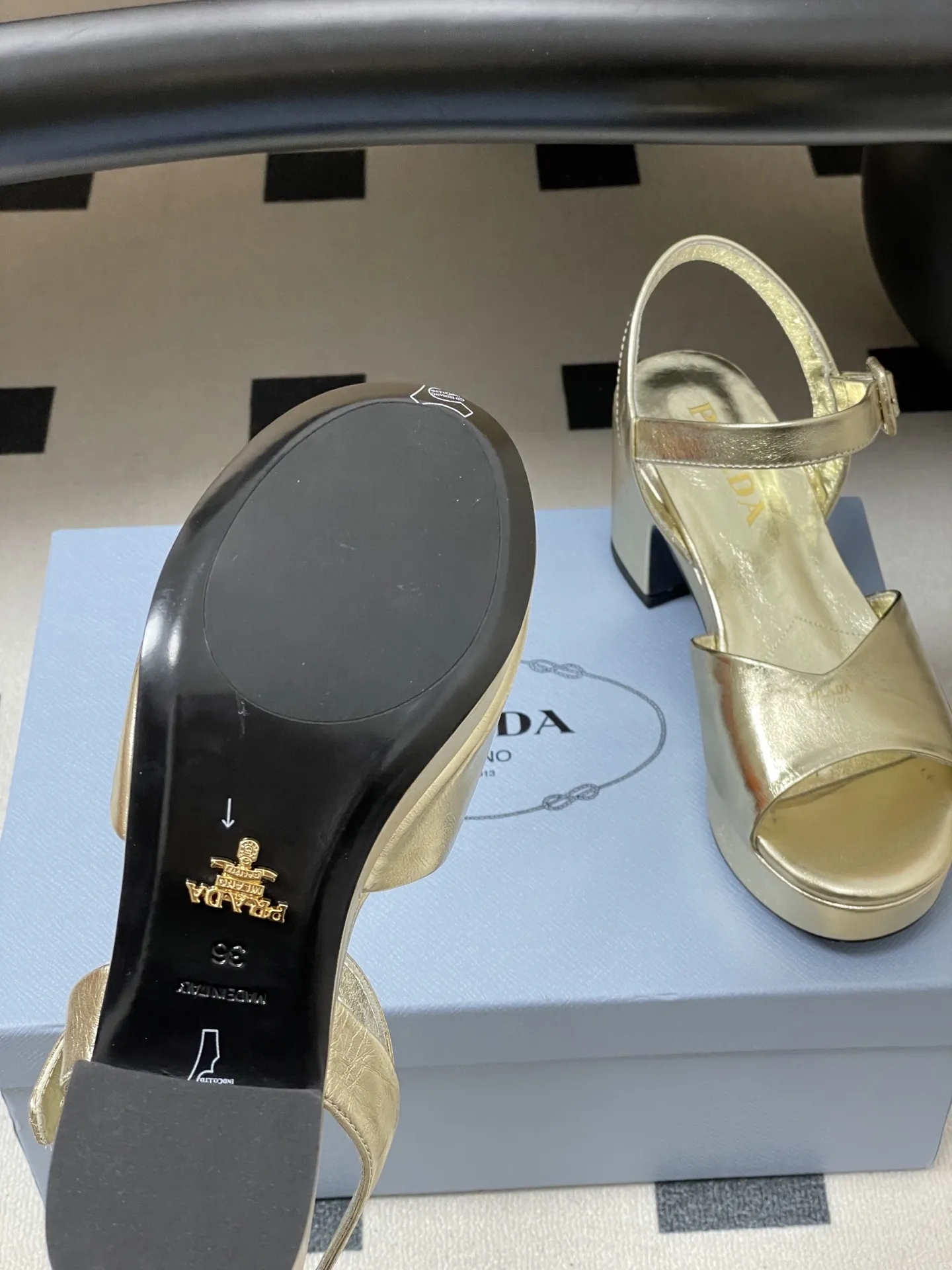 p310-顶级品质 26Aw春夏新款Prada 普拉达走秀款 鱼嘴露趾防水台高跟鞋复古老钱风露跟凉鞋 以90年代的复古凉鞋为灵感,鞋面采用交叉带设计,线条流畅利落,既修饰脚型又自带优雅氛围,是打造“老钱风”的核心单品。 露跟设计在保留优雅感的同时增添了轻盈与透气感,适配春夏季节或室内场合,也让复古鞋型更具实穿性。采用粗跟设计,在保证优雅感的同时提升了行走稳定性,解决了“好看的鞋不好走”的痛点。 鞋面:定制羊猄皮/贴膜羊皮 内里垫脚:羊皮 鞋底:意大利注塑真皮大底 跟高:8cm 码数:35-39(40.41.42定做不退换)