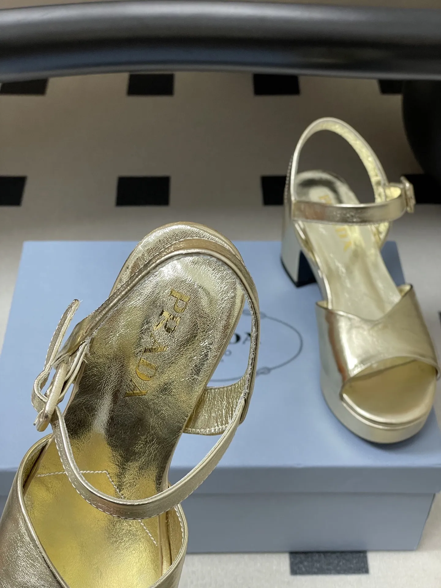 p310-顶级品质 26Aw春夏新款Prada 普拉达走秀款 鱼嘴露趾防水台高跟鞋复古老钱风露跟凉鞋 以90年代的复古凉鞋为灵感,鞋面采用交叉带设计,线条流畅利落,既修饰脚型又自带优雅氛围,是打造“老钱风”的核心单品。 露跟设计在保留优雅感的同时增添了轻盈与透气感,适配春夏季节或室内场合,也让复古鞋型更具实穿性。采用粗跟设计,在保证优雅感的同时提升了行走稳定性,解决了“好看的鞋不好走”的痛点。 鞋面:定制羊猄皮/贴膜羊皮 内里垫脚:羊皮 鞋底:意大利注塑真皮大底 跟高:8cm 码数:35-39(40.41.42定做不退换)