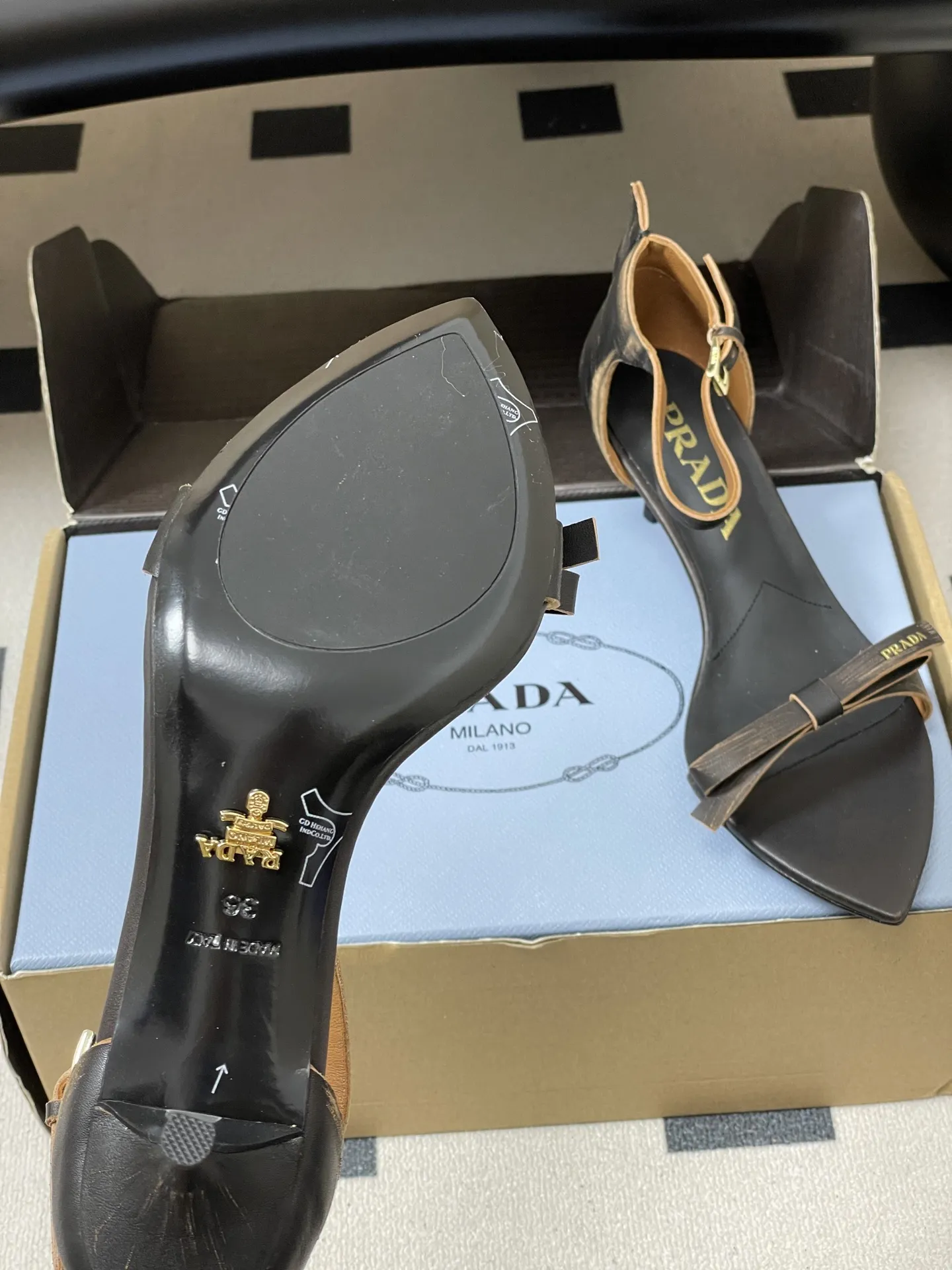 p340-顶级品质（配高档飞机盒✈️） 26Aw春夏新款Prada 普拉达走秀款尖头做旧蝴蝶结高跟凉鞋 复古老钱风露趾凉鞋 未来科技感满满 时尚界久违的极简之美 时髦又精致 日常穿出高级感 强烈的线条和大胆的细节将象征女性魅力的高跟鞋转变为独特而非传统的设计。尖头廓形采用做旧皮革，具有明显的缝线和故意未完成的原始切割边缘。精致的细高跟完美呈现出此款鞋履的多面风格。 选用优质皮革材质，质感高级，且有做旧效果的纹理，呈现出复古又摩登的质感，工艺精细，体现品牌高端品质。细高跟设计，提升穿着者气场，同时保持了较好的稳定性，适合日常通勤或特殊场合穿着。 鞋面：做旧小牛皮 内里垫脚：羊皮 鞋底：意大利注塑真皮大底 跟高：8.5cm/5.5cm 码数：35-39（40.41.42定做不退换）