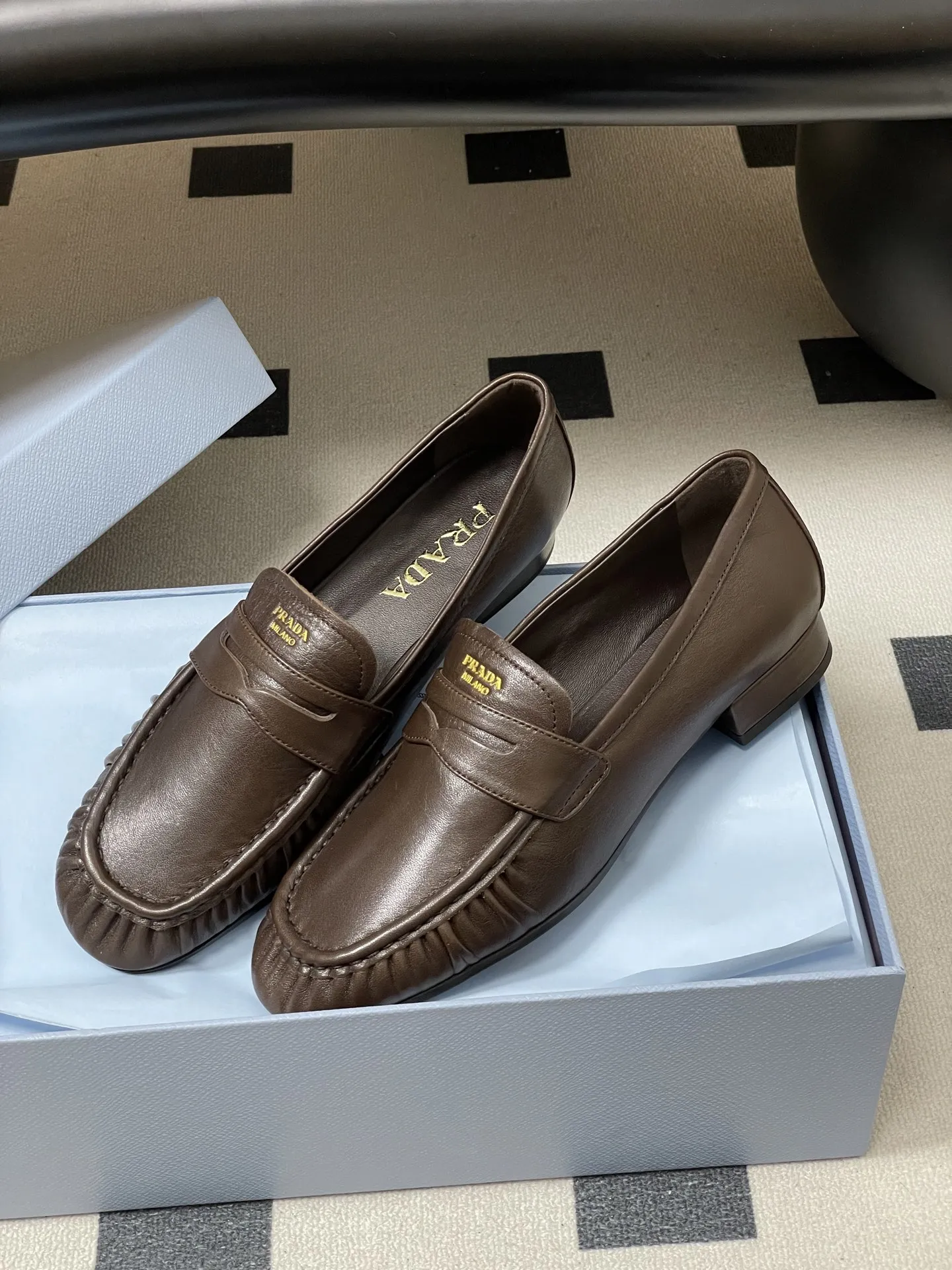 p310- 26Fw早春新款 Prada普拉达 褶皱一脚蹬乐福鞋老钱风麂皮单鞋 这款褶饰乐福鞋,选用优质皮革,柔软又耐用,鞋面褶皱设计超有辨识度!经典圆头+平底,日常通勤,休闲都能轻松驾驭。内衬和鞋垫都有PRADA标志,细节满分,低调又高级。百搭属性,无论牛仔裤还是裙装都能轻松hold住,是实用与时尚兼具的必备单品! 鞋面:油蜡小牛皮/高丝光牛反绒 内里垫脚:羊皮 鞋底:开模橡胶大底 码数:35-39(40.41定做不退换)