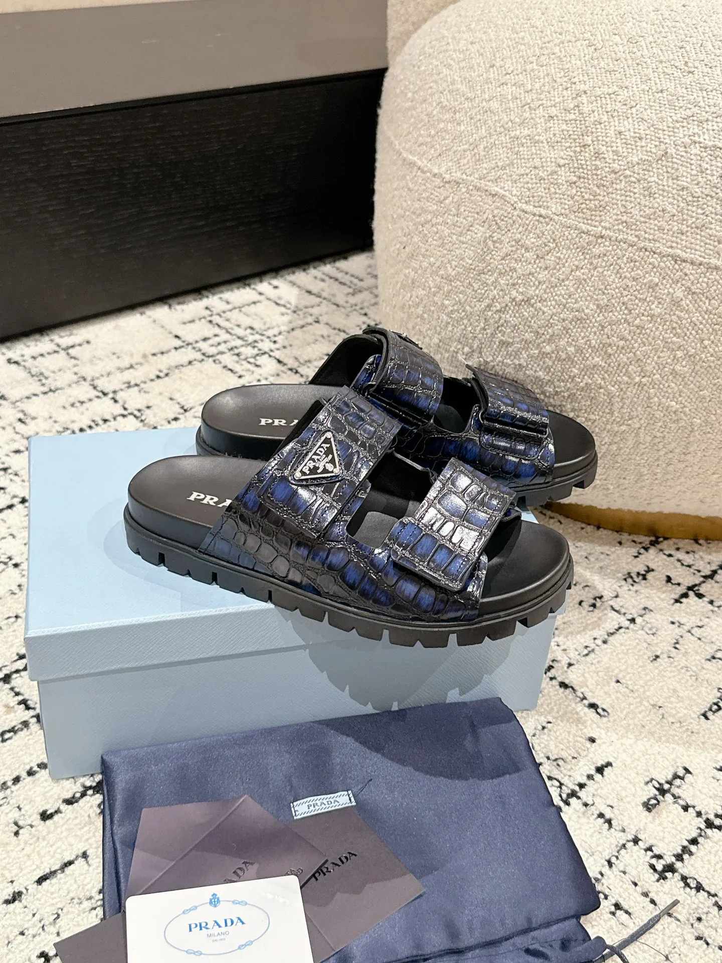 💰230男+10 #情侣款 Prada 普拉达 24/新款牛皮厚底拖鞋 Prada这款厚底拖鞋今年非常🔥爆,穿上(增高)休闲两不误,清爽的表现足以表达对鞋子的个个细节的把控。 ✔️面料:进口牛皮 ✔️内里:牛皮 ✔️码数:35-45(女40男45订做不退换)