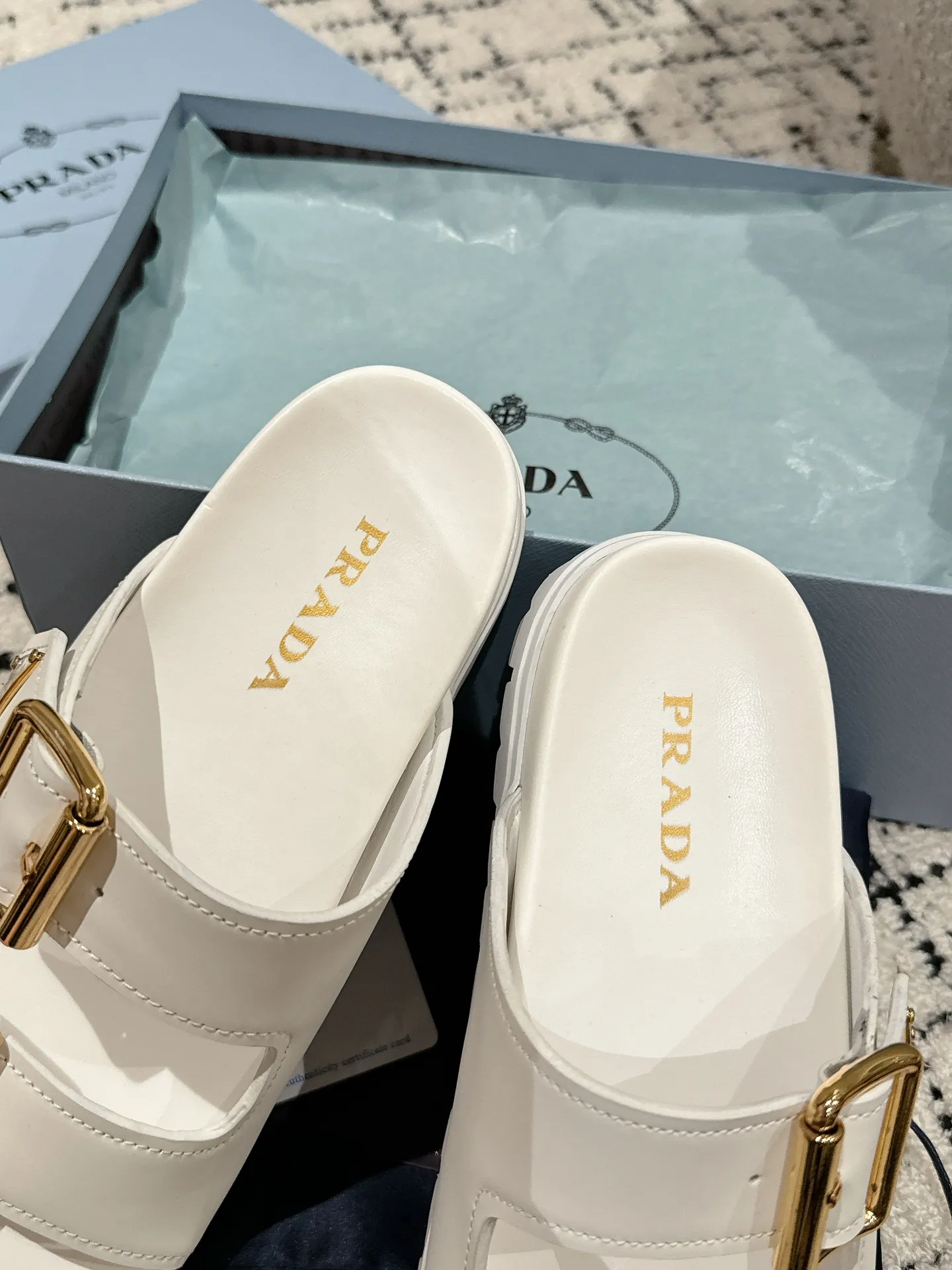 💰230男+10 #情侣款 Prada 普拉达 24/新款牛皮厚底拖鞋 Prada这款厚底拖鞋今年非常🔥爆，穿上（增高）休闲两不误，清爽的表现足以表达对鞋子的个个细节的把控。 ✔️面料：进口牛皮 ✔️内里：牛皮 ✔️码数：35-45（女40男45订做不退换）