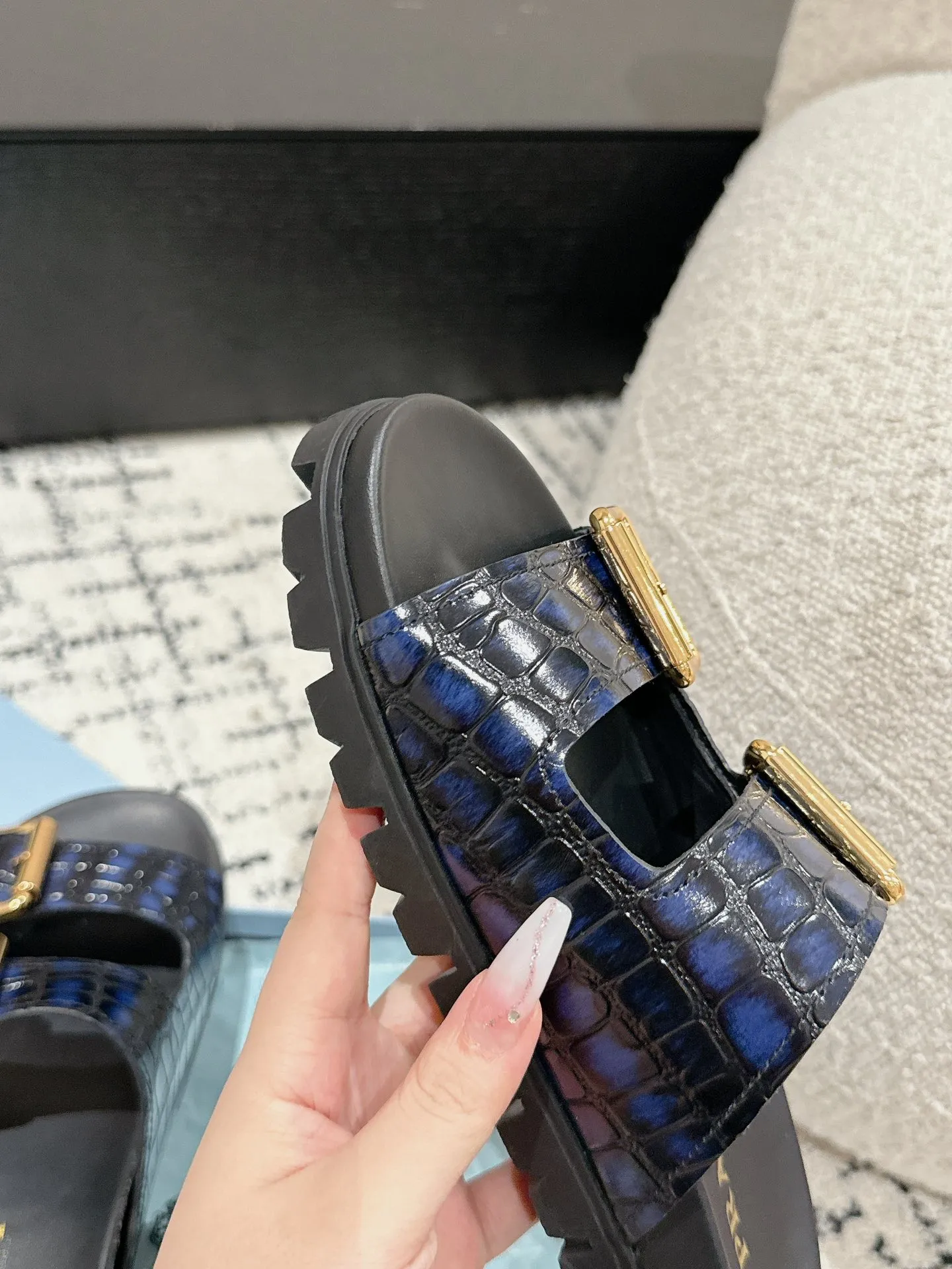 💰230男+10 #情侣款 Prada 普拉达 24/新款牛皮厚底拖鞋 Prada这款厚底拖鞋今年非常🔥爆，穿上（增高）休闲两不误，清爽的表现足以表达对鞋子的个个细节的把控。 ✔️面料：进口牛皮 ✔️内里：牛皮 ✔️码数：35-45（女40男45订做不退换）