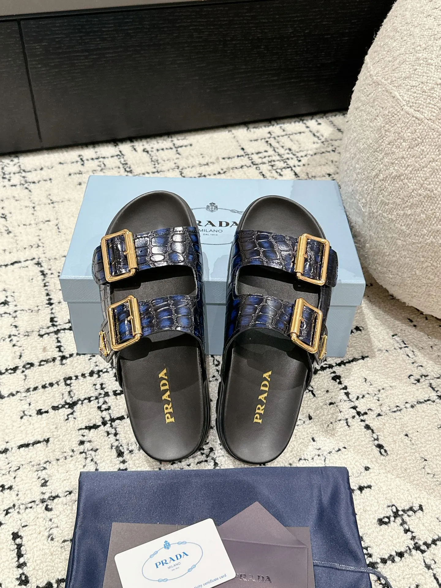 💰230男+10 #情侣款 Prada 普拉达 24/新款牛皮厚底拖鞋 Prada这款厚底拖鞋今年非常🔥爆,穿上(增高)休闲两不误,清爽的表现足以表达对鞋子的个个细节的把控。 ✔️面料:进口牛皮 ✔️内里:牛皮 ✔️码数:35-45(女40男45订做不退换)