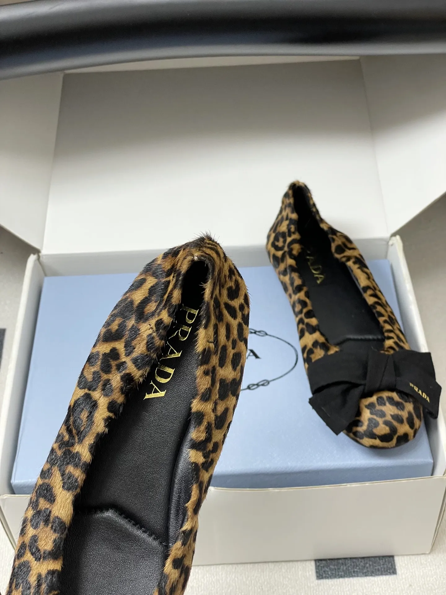 p310-顶级品质(配高档飞机盒✈️) 26Ss早春新款Prada普拉达 法式大蝴蝶结芭蕾舞鞋褶皱玛丽珍单鞋超软超舒服平底船鞋 这款蝴蝶结芭蕾舞鞋,柔软细腻,黑色蝴蝶结点缀,法式优雅复古感满满。鞋型贴合脚部,松紧口设计,穿着舒适不勒脚,适合长时间行走。金色光泽在光线下超吸睛,无论裙装还是裤装都能轻松驾驭,日常或正式场合都很出彩。鞋底轻便,兼具美观与实用,是芭蕾舞鞋爱好者的理想选择!鞋面的褶皱设计很软乎,踩上去像踩在云朵上,暴走一天也不累脚,配裤子慵懒松弛,配裙子又成了甜系公主,一鞋多搭太香了~ 5毫米一体式鞋底,饰有热压徽标 鞋面:定制羊皮/羊猄皮/马毛/皱羊漆皮 内里垫脚:羊皮 鞋底:原版开模橡胶大底 码数:35-39(40.41定做不退换)