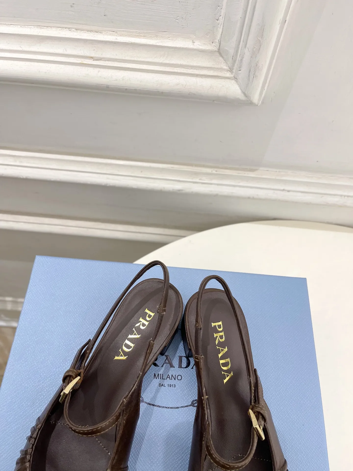 PRADA 普拉达 26𝐬𝐬 🌈2026早春新款 专柜走秀款 经典三角标褶皱玛丽珍后空凉鞋系列〰 ◽鞋面：高定制羊皮 ◽️ 内里：进口水染羊皮 ◽大底：原版进口真皮大底 ◽️ 跟高：3.5cm ◽鞋码: 35-39（40、41定做不退换） ◽出厂价：💰310（下单注明：飞机盒➕10）