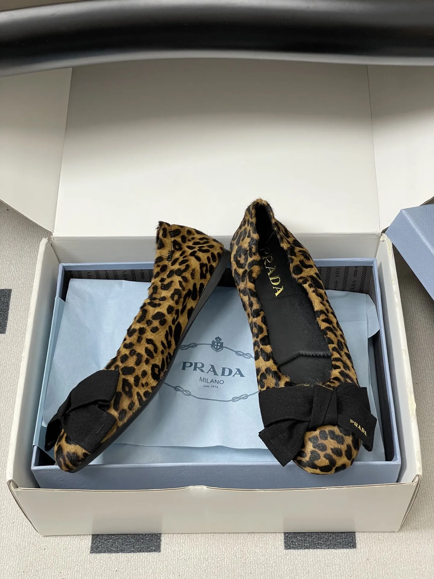 p310-顶级品质（配高档飞机盒✈️） 26Ss早春新款Prada普拉达 法式大蝴蝶结芭蕾舞鞋褶皱玛丽珍单鞋超软超舒服平底船鞋 这款蝴蝶结芭蕾舞鞋，柔软细腻，黑色蝴蝶结点缀，法式优雅复古感满满。鞋型贴合脚部，松紧口设计，穿着舒适不勒脚，适合长时间行走。金色光泽在光线下超吸睛，无论裙装还是裤装都能轻松驾驭，日常或正式场合都很出彩。鞋底轻便，兼具美观与实用，是芭蕾舞鞋爱好者的理想选择！鞋面的褶皱设计很软乎，踩上去像踩在云朵上，暴走一天也不累脚，配裤子慵懒松弛，配裙子又成了甜系公主，一鞋多搭太香了～ 5毫米一体式鞋底，饰有热压徽标 鞋面：定制羊皮/羊猄皮/马毛/皱羊漆皮 内里垫脚：羊皮 鞋底：原版开模橡胶大底 码数：35-39（40.41定做不退换）