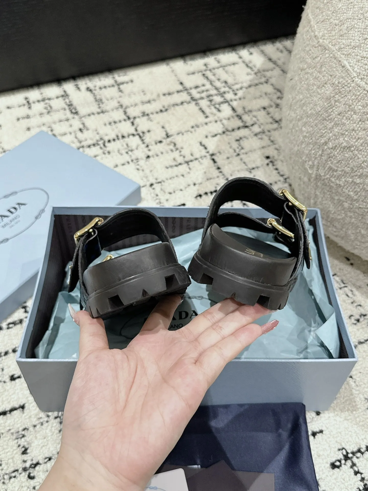 💰230男+10 #情侣款 Prada 普拉达 24/新款牛皮厚底拖鞋 Prada这款厚底拖鞋今年非常🔥爆，穿上（增高）休闲两不误，清爽的表现足以表达对鞋子的个个细节的把控。 ✔️面料：进口牛皮 ✔️内里：牛皮 ✔️码数：35-45（女40男45订做不退换）