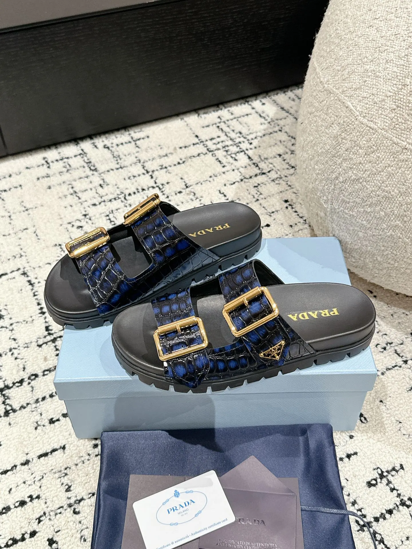 💰230男+10 #情侣款 Prada 普拉达 24/新款牛皮厚底拖鞋 Prada这款厚底拖鞋今年非常🔥爆,穿上(增高)休闲两不误,清爽的表现足以表达对鞋子的个个细节的把控。 ✔️面料:进口牛皮 ✔️内里:牛皮 ✔️码数:35-45(女40男45订做不退换)