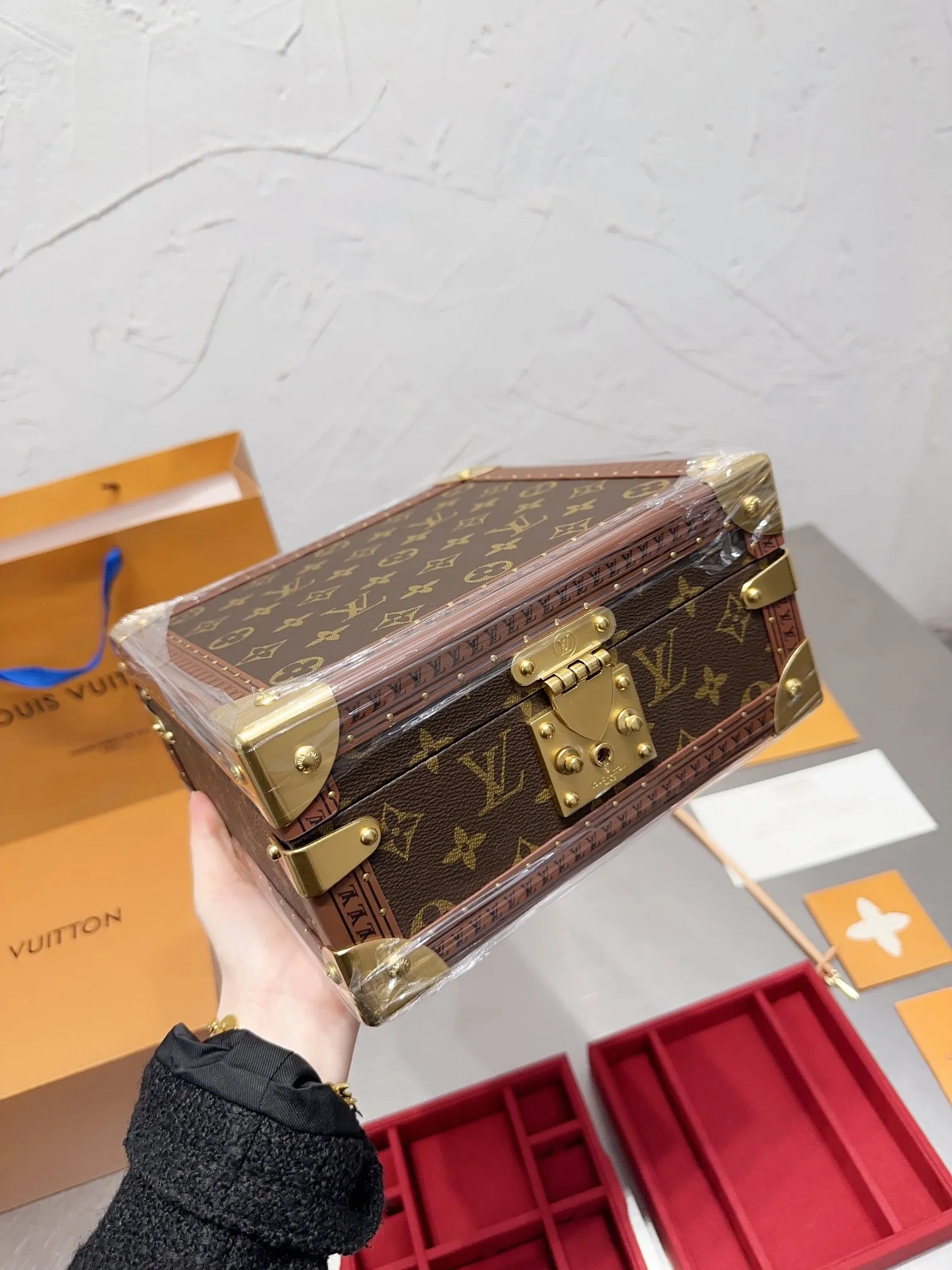 p540 种草| LV VOLT珠宝系列 不得不说,这次由路易威登珠宝艺术总监Francesca全力打造的LVVOLT系列突破了以往珠宝系列仅为女性客户设计的框架,这次的VOLT给人感觉真的又摩登又刚 还有这个粉色的首饰盒,摆在家里瞬间提升品味,功能与颜值俱佳,简直太爱了国