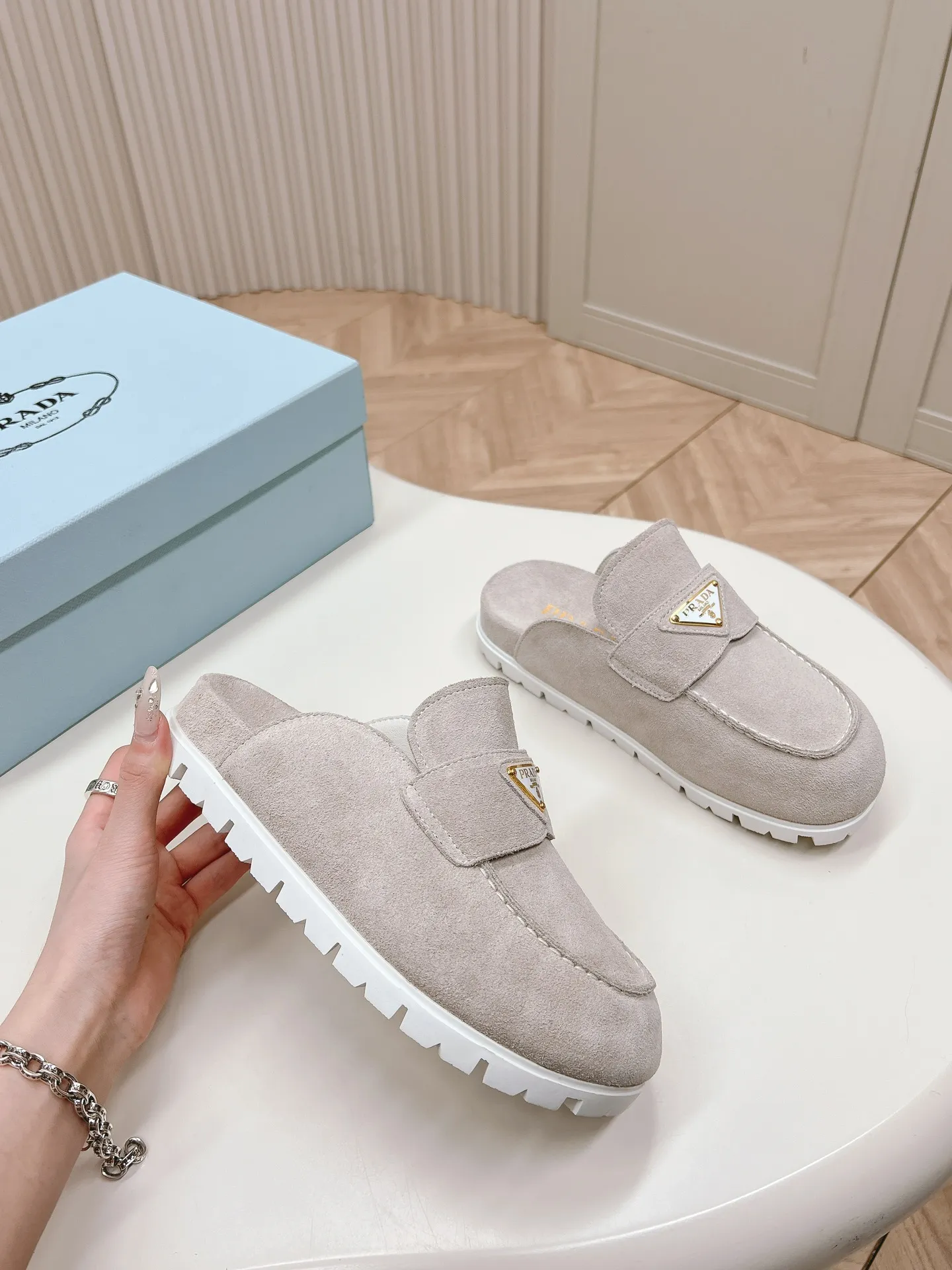 出240 最新系列!Prada 普拉达2024春夏新款凉鞋 三角扣面包包头半拖鞋 最新走秀系列 经典升级 舒适度与时髦度并存 每个颜色搭配都好看,设计搭配不同风格需求 鞋面:原版定制牛猄 内里: 原版定制羊皮内里,牛皮 垫脚 大底:原版开模防滑大底 鞋码: 35-40