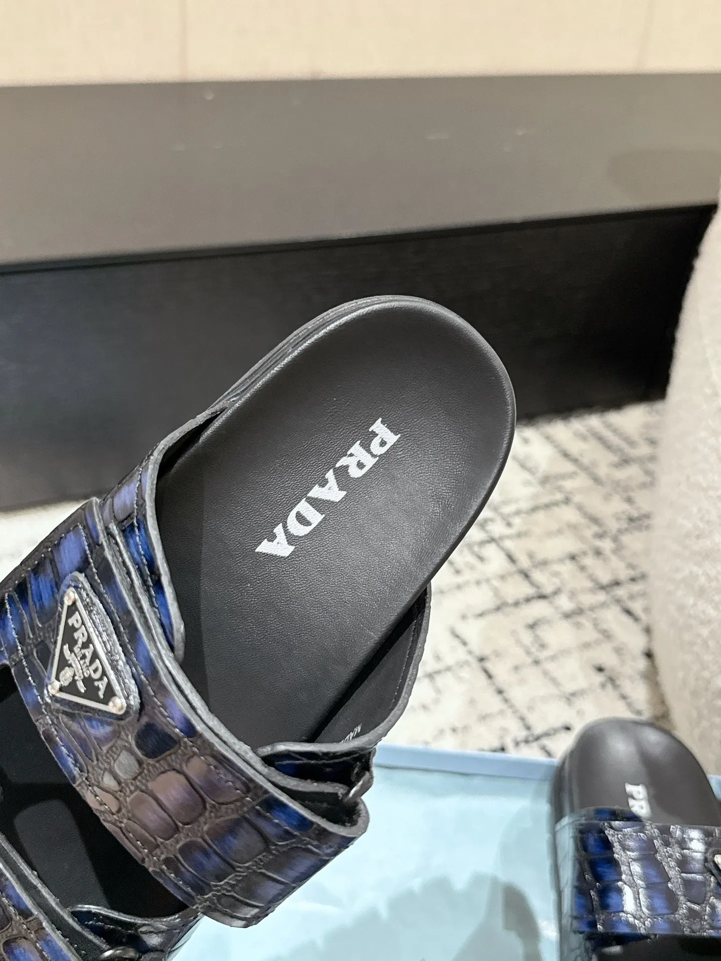 💰230男+10 #情侣款 Prada 普拉达 24/新款牛皮厚底拖鞋 Prada这款厚底拖鞋今年非常🔥爆,穿上(增高)休闲两不误,清爽的表现足以表达对鞋子的个个细节的把控。 ✔️面料:进口牛皮 ✔️内里:牛皮 ✔️码数:35-45(女40男45订做不退换)