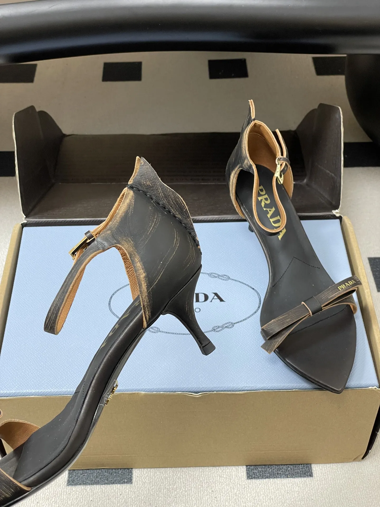 p340-顶级品质（配高档飞机盒✈️） 26Aw春夏新款Prada 普拉达走秀款尖头做旧蝴蝶结高跟凉鞋 复古老钱风露趾凉鞋 未来科技感满满 时尚界久违的极简之美 时髦又精致 日常穿出高级感 强烈的线条和大胆的细节将象征女性魅力的高跟鞋转变为独特而非传统的设计。尖头廓形采用做旧皮革，具有明显的缝线和故意未完成的原始切割边缘。精致的细高跟完美呈现出此款鞋履的多面风格。 选用优质皮革材质，质感高级，且有做旧效果的纹理，呈现出复古又摩登的质感，工艺精细，体现品牌高端品质。细高跟设计，提升穿着者气场，同时保持了较好的稳定性，适合日常通勤或特殊场合穿着。 鞋面：做旧小牛皮 内里垫脚：羊皮 鞋底：意大利注塑真皮大底 跟高：8.5cm/5.5cm 码数：35-39（40.41.42定做不退换）