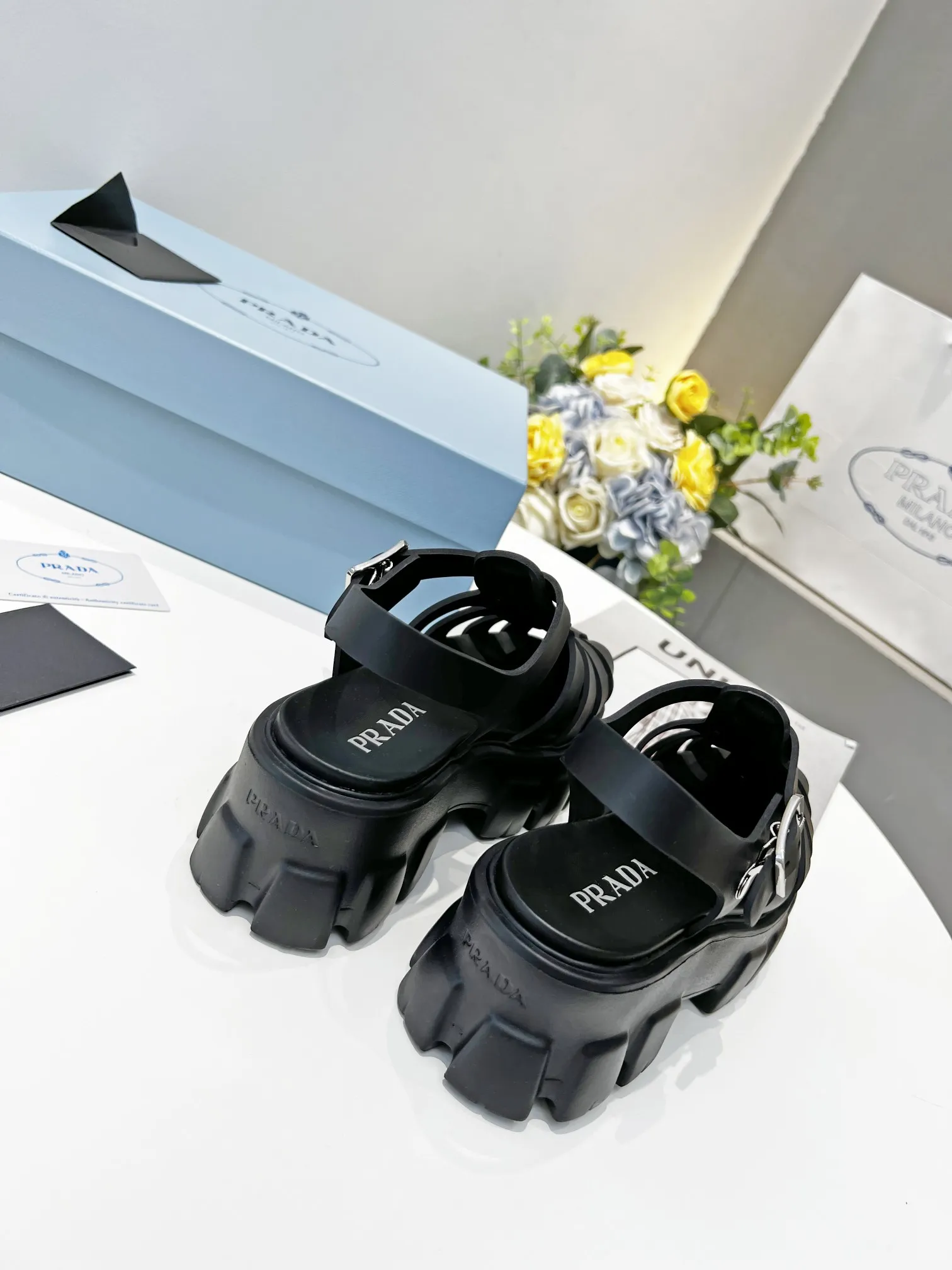 p220 超火爆 工厂直销prada普拉达2022最新春夏锯齿罗马编织厚底橡胶凉鞋 E64。复古时髦前卫的轮齿55mm 厚底鞋底搭配橡胶鞋面,让整双鞋轻便舒适 鲜艳色彩 满足不同风格时髦人士的多种选择! 标志性金属三角标搭配古沙滩凉鞋造型,每一个设计元素都踩在时髦点上! 码数35-40