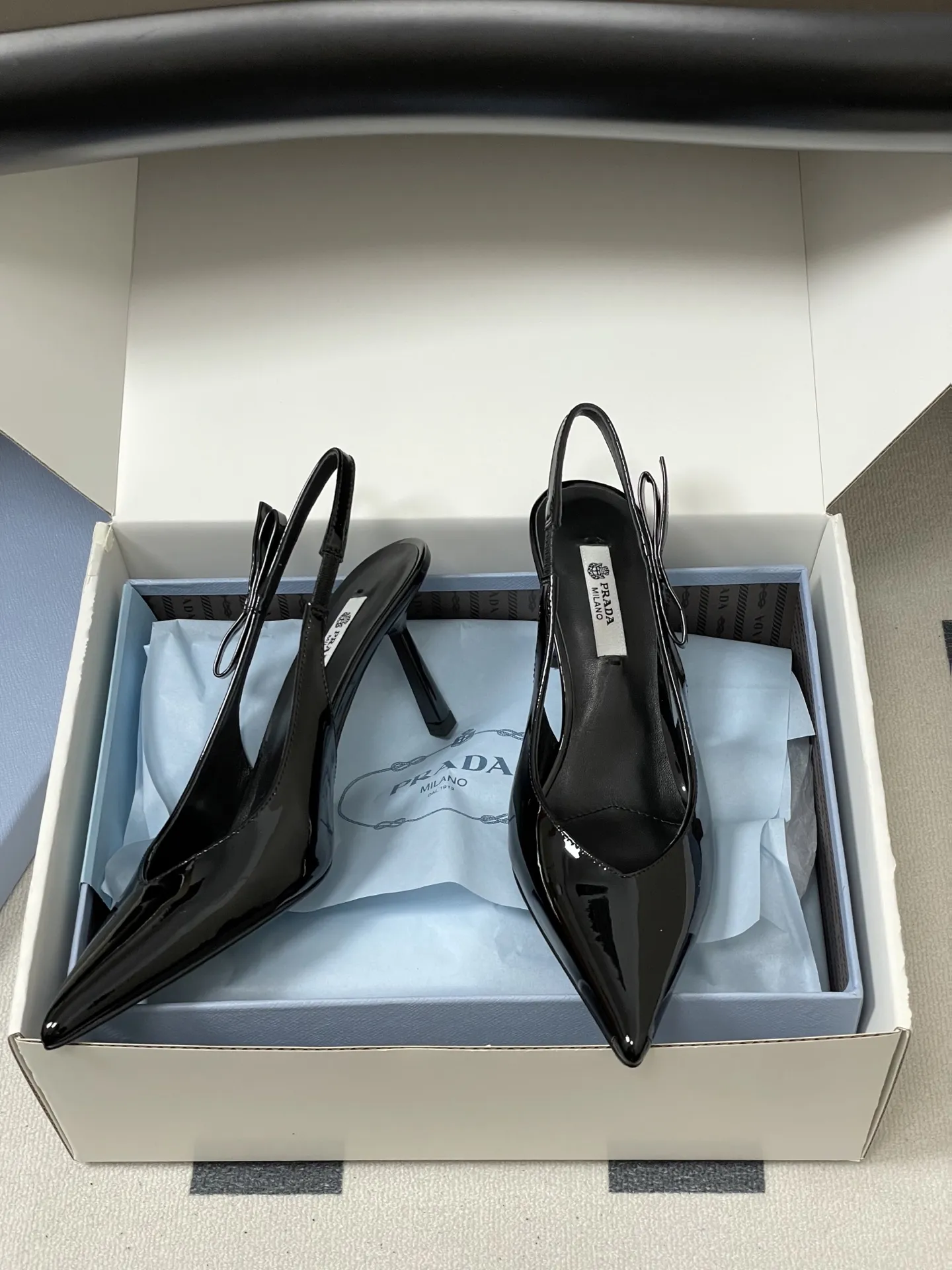 p300-顶级品质(配高档飞机盒✈️) 26Ss春夏新款Prada 普拉达最新走秀款尖头蝴蝶结高跟鞋 复古老钱风露跟凉鞋 时尚界久违的极简之美 时髦又精致 日常穿出高级感 强烈的线条和大胆的细节将象征女性魅力的高跟鞋转变为独特而非传统的设计。尖头廓形采用牛皮革,具有明显的缝线和故意未完成的原始切割边缘。精致的细高跟完美呈现出此款鞋履的多面风格。 选用优质皮革材质,质感高级,呈现出复古又摩登的质感,工艺精细,体现品牌高端品质。细高跟设计,提升穿着者气场,同时保持了较好的稳定性,适合日常通勤或特殊场合穿着。 鞋面:牛漆皮/小羊皮/马毛 内里垫脚:羊皮 鞋底:意大利真皮大底 跟高:7.5cm 码数:35-39(40.41定做不退换)