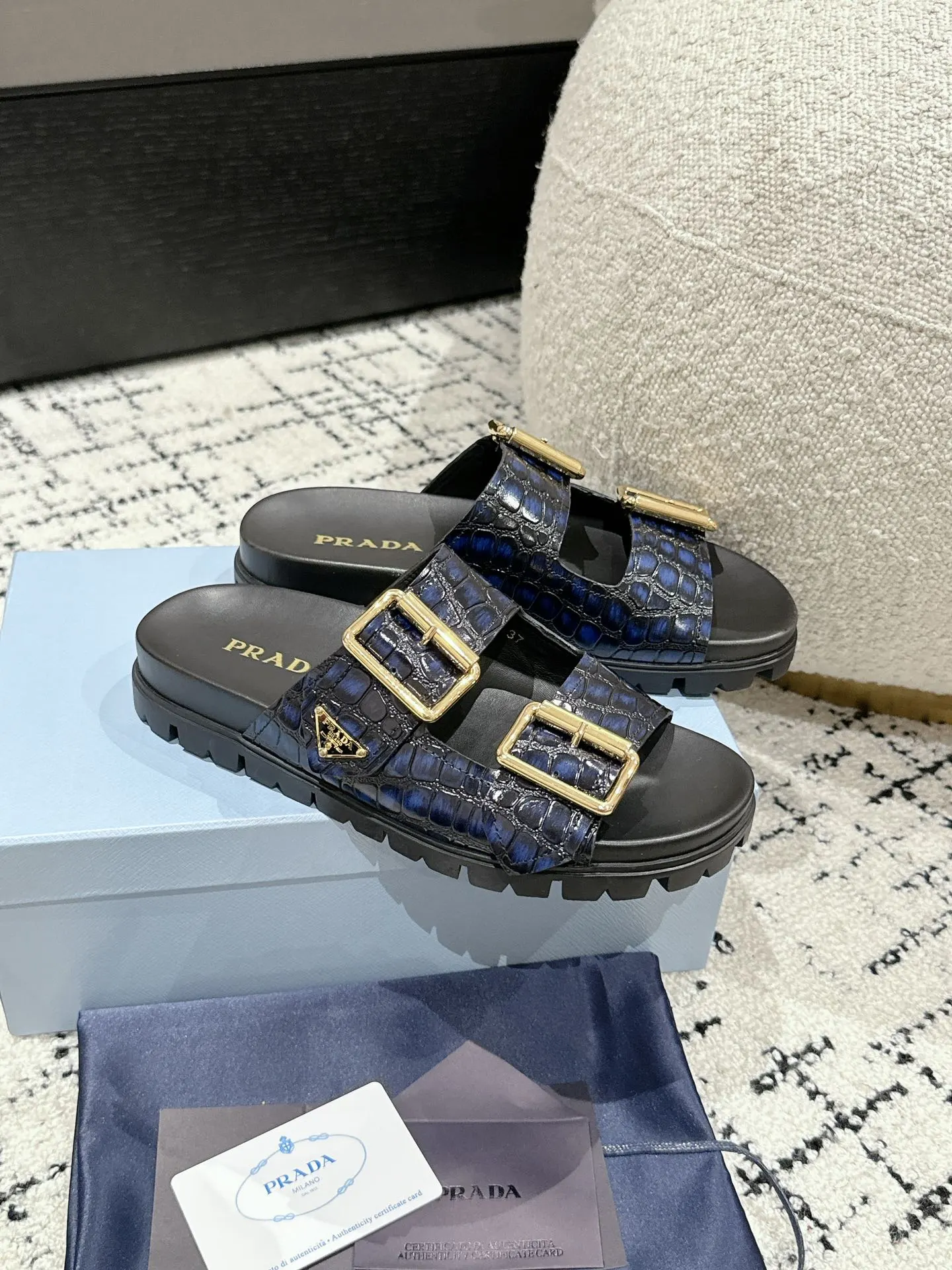 💰230男+10 #情侣款 Prada 普拉达 24/新款牛皮厚底拖鞋 Prada这款厚底拖鞋今年非常🔥爆，穿上（增高）休闲两不误，清爽的表现足以表达对鞋子的个个细节的把控。 ✔️面料：进口牛皮 ✔️内里：牛皮 ✔️码数：35-45（女40男45订做不退换）