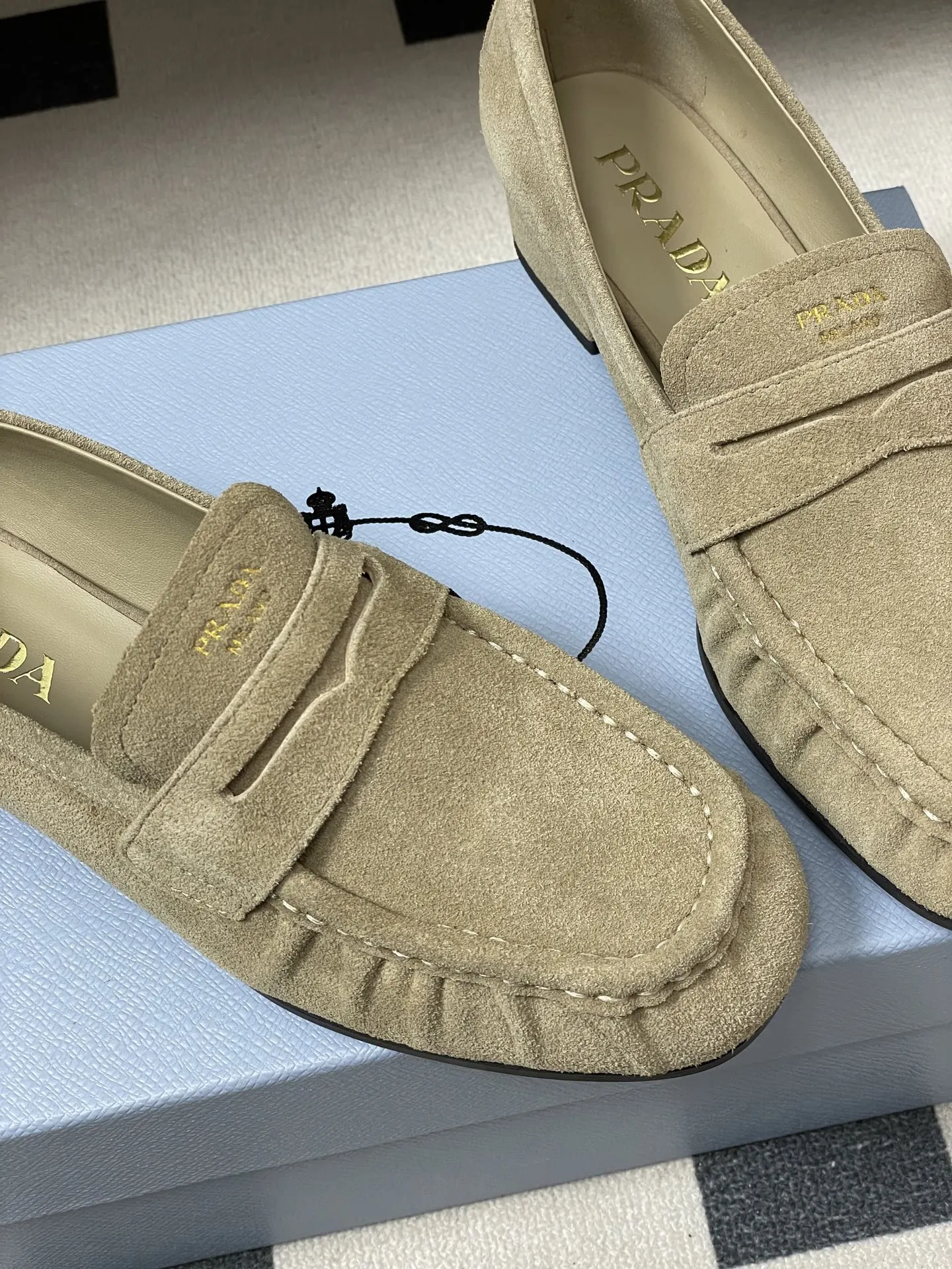 p310- 26Fw早春新款 Prada普拉达 褶皱一脚蹬乐福鞋老钱风麂皮单鞋 这款褶饰乐福鞋，选用优质皮革，柔软又耐用，鞋面褶皱设计超有辨识度!经典圆头+平底，日常通勤，休闲都能轻松驾驭。内衬和鞋垫都有PRADA标志，细节满分，低调又高级。百搭属性，无论牛仔裤还是裙装都能轻松hold住，是实用与时尚兼具的必备单品! 鞋面：油蜡小牛皮/高丝光牛反绒 内里垫脚：羊皮 鞋底：开模橡胶大底 码数：35-39（40.41定做不退换）