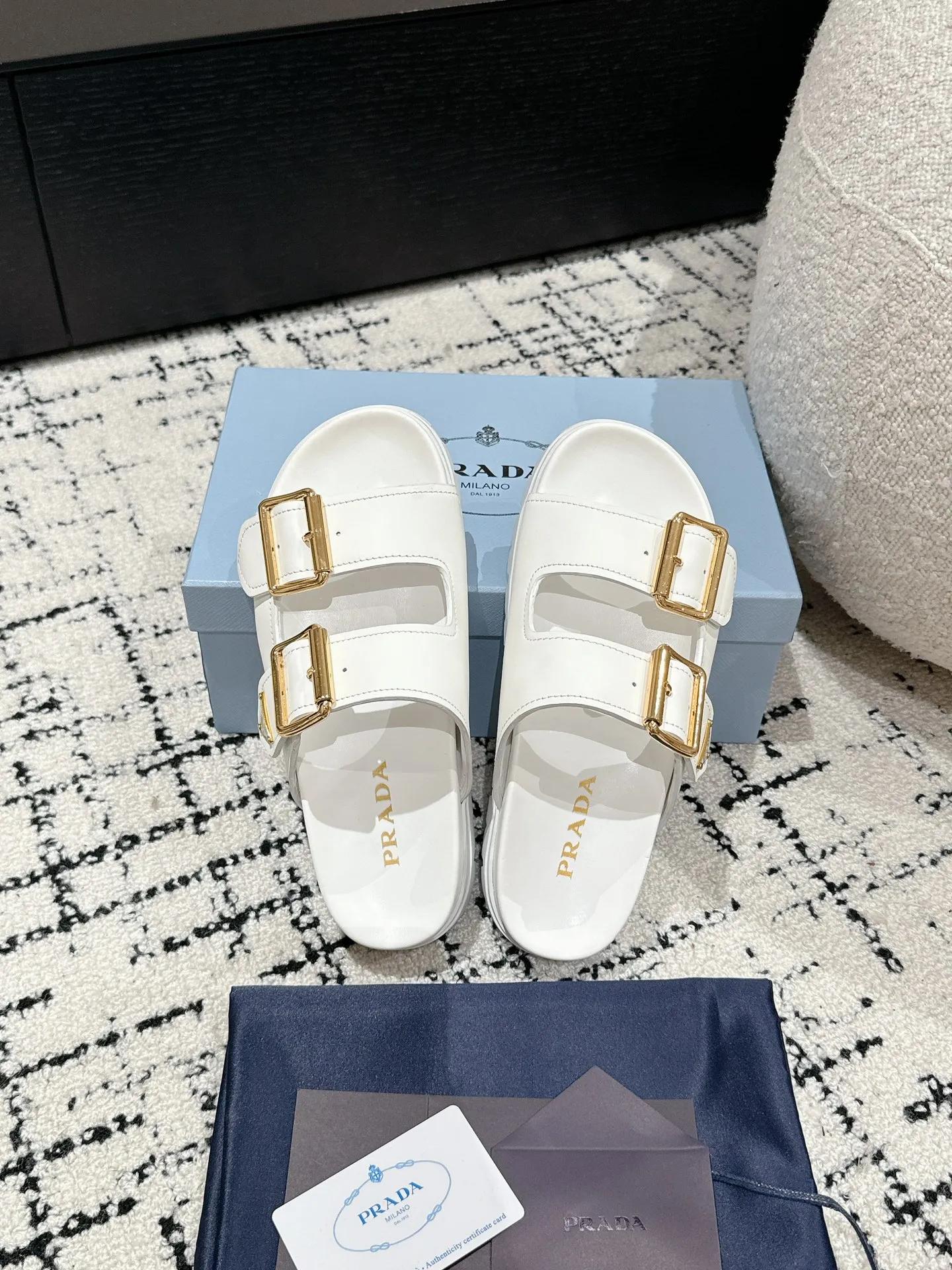💰230男+10 #情侣款 Prada 普拉达 24/新款牛皮厚底拖鞋 Prada这款厚底拖鞋今年非常🔥爆,穿上(增高)休闲两不误,清爽的表现足以表达对鞋子的个个细节的把控。 ✔️面料:进口牛皮 ✔️内里:牛皮 ✔️码数:35-45(女40男45订做不退换)