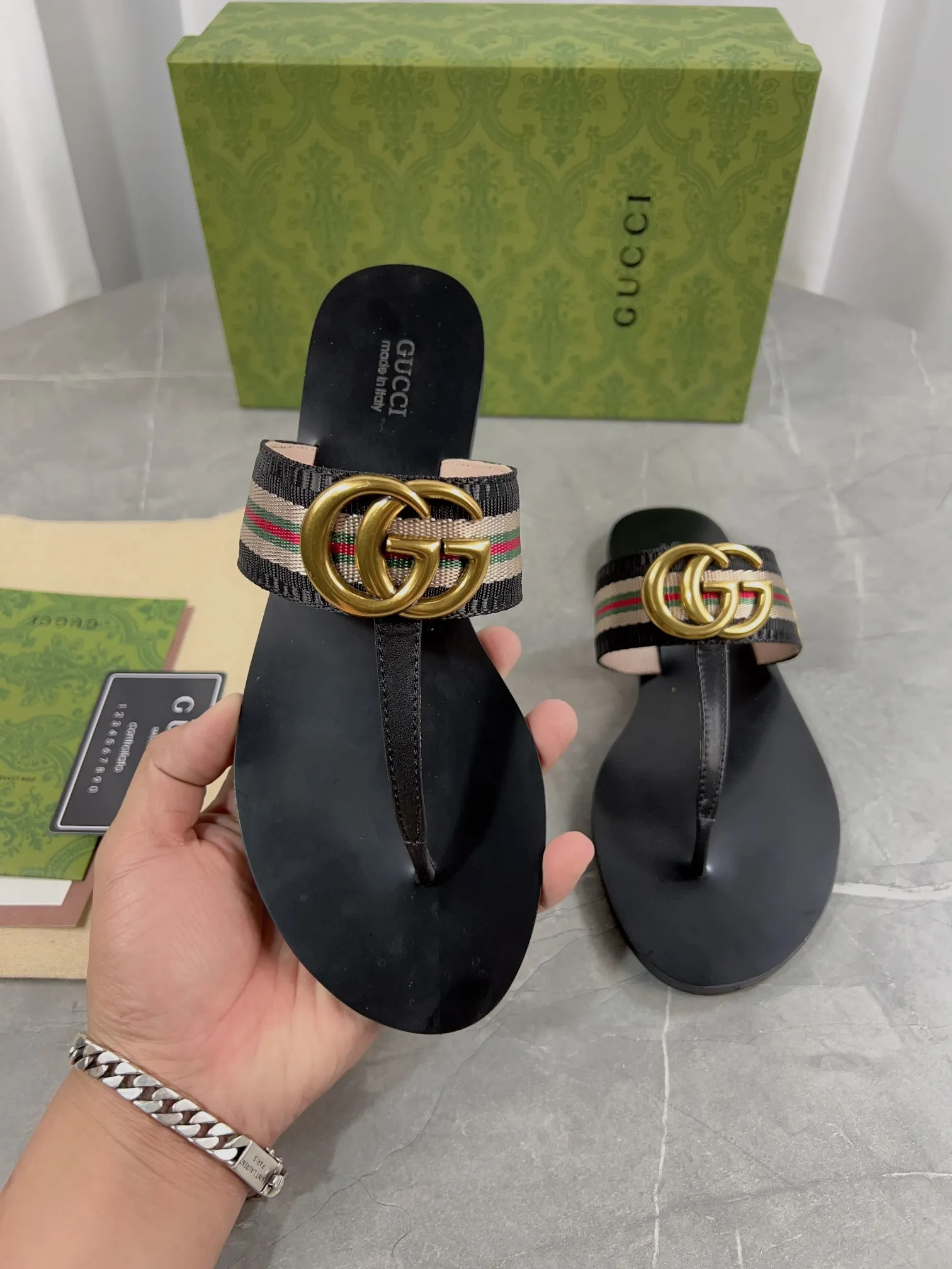 特批：💰💰130 升级版【Gucci】古琦双G扣织带方头平底拖鞋，贸易公司订单，面料小牛皮，内里羊皮👮小蜜蜂大底超好看实物比鞋子好看1⃣0⃣0⃣倍[呲牙]Gucc早春经典爆款T字平底夹脚人字拖鞋🌼专柜原版复刻1:1制作，G家标志性进口牛皮鞋面搭配原版五金双G金属装饰，实物要比照片好看1⃣百倍，内里采用丝滑山羊皮💦夏季必备凉拖鞋，真正的独家开大底，拒绝敷衍。现货现货正码35-42(43 44 45定做，满足一切需求[偷笑])