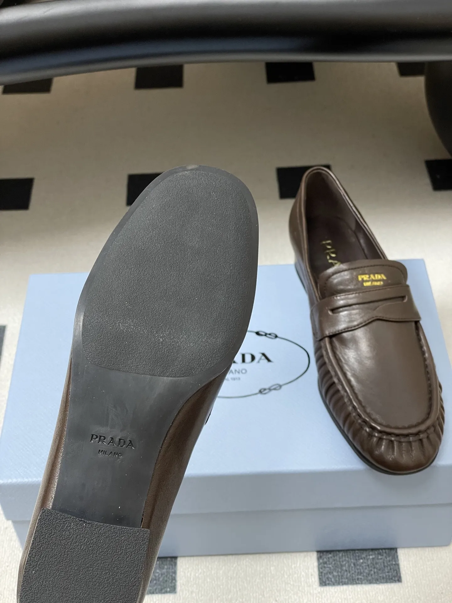 p310- 26Fw早春新款 Prada普拉达 褶皱一脚蹬乐福鞋老钱风麂皮单鞋 这款褶饰乐福鞋,选用优质皮革,柔软又耐用,鞋面褶皱设计超有辨识度!经典圆头+平底,日常通勤,休闲都能轻松驾驭。内衬和鞋垫都有PRADA标志,细节满分,低调又高级。百搭属性,无论牛仔裤还是裙装都能轻松hold住,是实用与时尚兼具的必备单品! 鞋面:油蜡小牛皮/高丝光牛反绒 内里垫脚:羊皮 鞋底:开模橡胶大底 码数:35-39(40.41定做不退换)