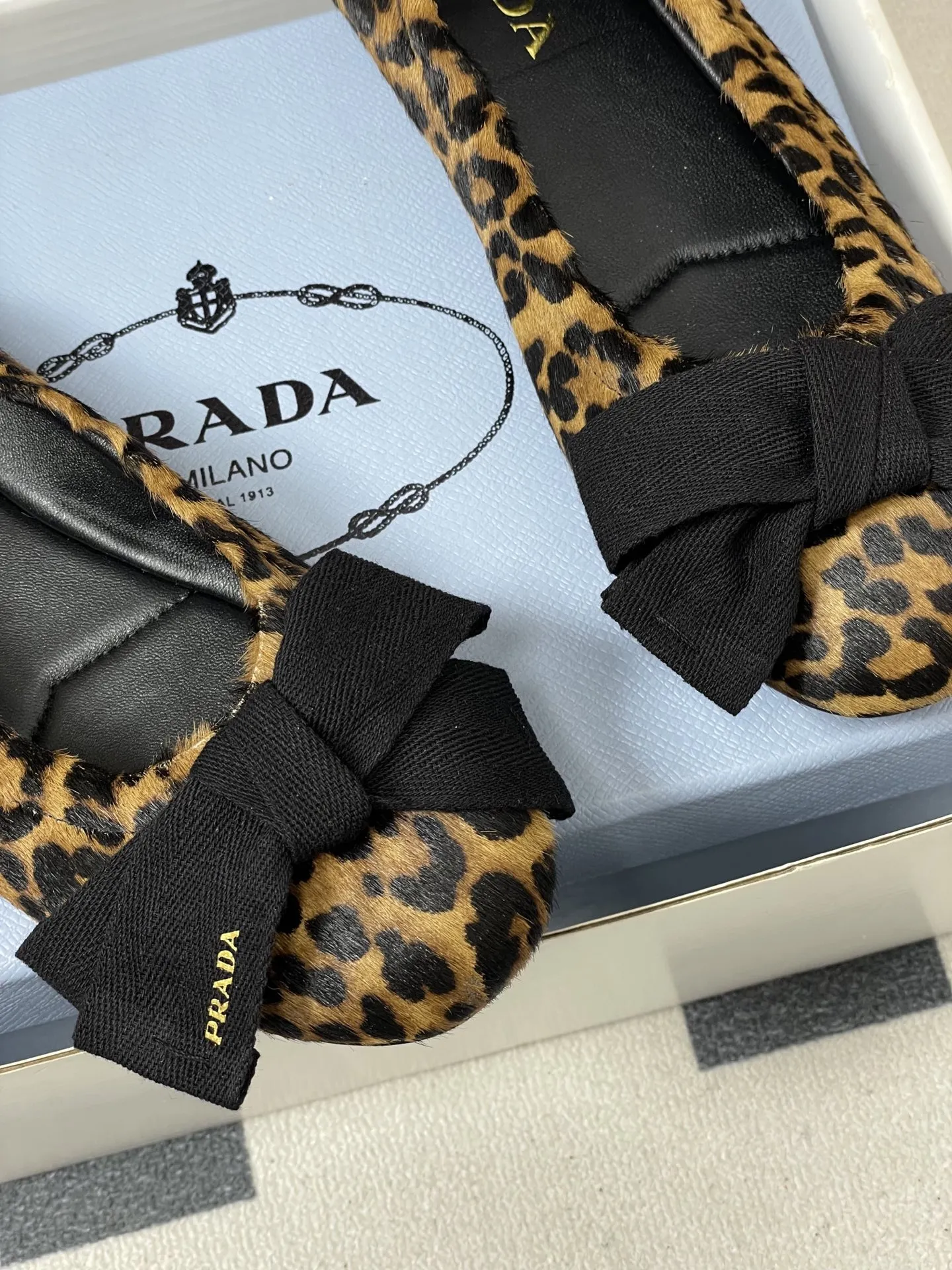 p310-顶级品质(配高档飞机盒✈️) 26Ss早春新款Prada普拉达 法式大蝴蝶结芭蕾舞鞋褶皱玛丽珍单鞋超软超舒服平底船鞋 这款蝴蝶结芭蕾舞鞋,柔软细腻,黑色蝴蝶结点缀,法式优雅复古感满满。鞋型贴合脚部,松紧口设计,穿着舒适不勒脚,适合长时间行走。金色光泽在光线下超吸睛,无论裙装还是裤装都能轻松驾驭,日常或正式场合都很出彩。鞋底轻便,兼具美观与实用,是芭蕾舞鞋爱好者的理想选择!鞋面的褶皱设计很软乎,踩上去像踩在云朵上,暴走一天也不累脚,配裤子慵懒松弛,配裙子又成了甜系公主,一鞋多搭太香了~ 5毫米一体式鞋底,饰有热压徽标 鞋面:定制羊皮/羊猄皮/马毛/皱羊漆皮 内里垫脚:羊皮 鞋底:原版开模橡胶大底 码数:35-39(40.41定做不退换)