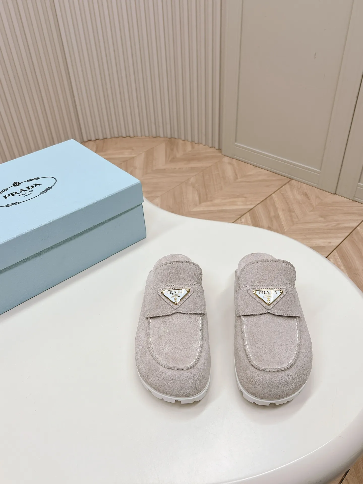 出240 最新系列！Prada 普拉达2024春夏新款凉鞋 三角扣面包包头半拖鞋 最新走秀系列 经典升级 舒适度与时髦度并存 每个颜色搭配都好看，设计搭配不同风格需求 鞋面：原版定制牛猄 内里: 原版定制羊皮内里，牛皮 垫脚 大底：原版开模防滑大底 鞋码: 35-40