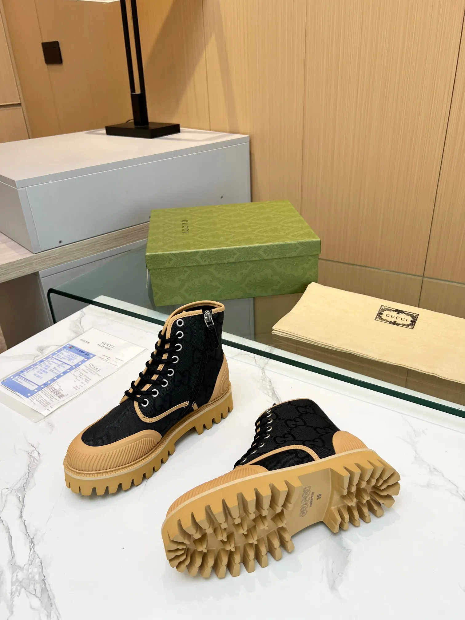 ❤️P250💰 男款+10 2023Gucci帆布裸靴鞋,一比一复刻。适合秋冬款。打造属于完美的风格炸街款又酷又飒 C位时髦穿搭 带复古加未来感经典鞋 超耐看。 原版倒模楦型,进口高端织针提花布呈现出精致质感!大底原版开模EVA发泡耐磨底+前后包头。上脚轻松舒适。 码数:女35-41 男39-46#