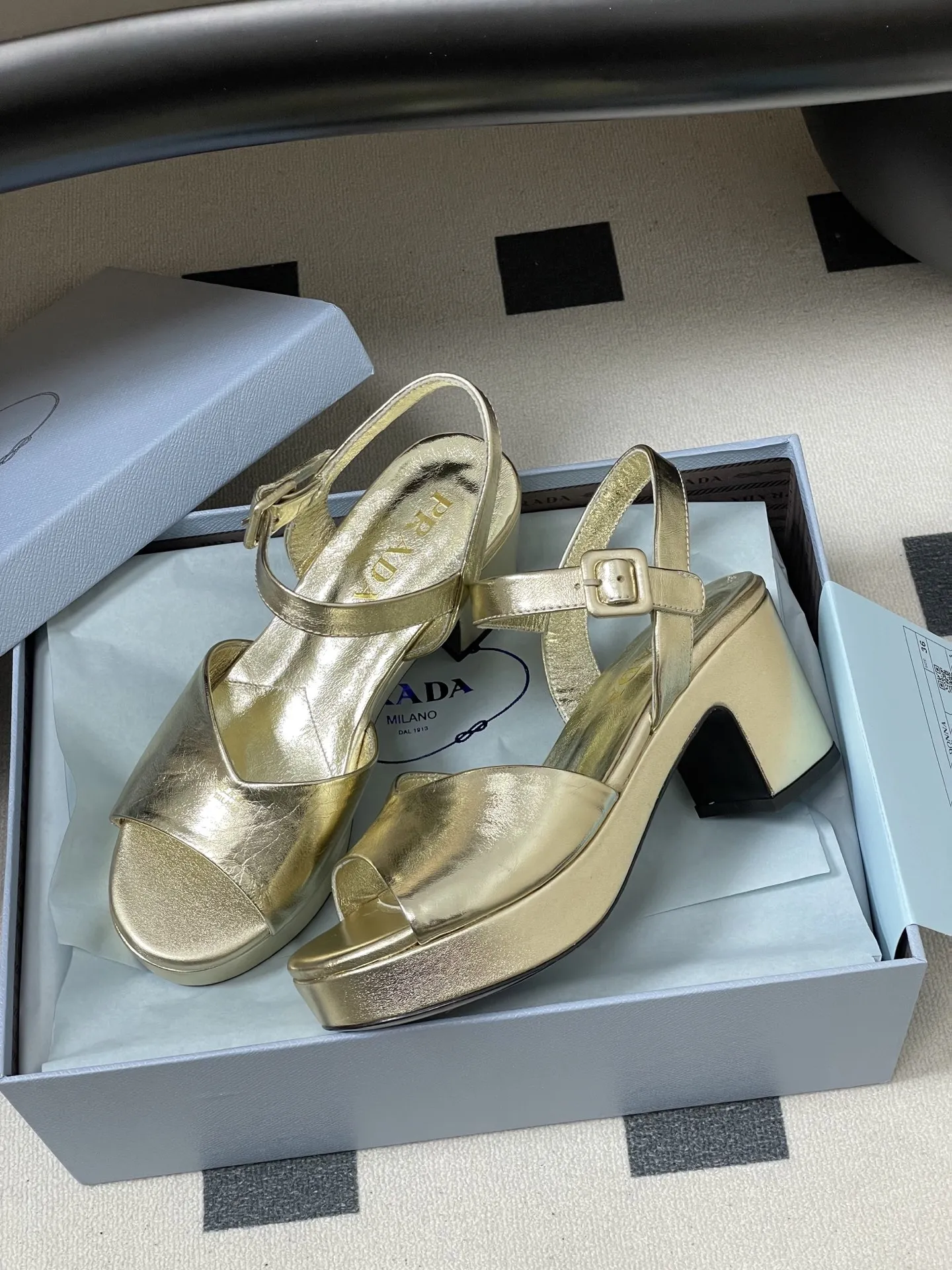 p310-顶级品质 26Aw春夏新款Prada 普拉达走秀款 鱼嘴露趾防水台高跟鞋复古老钱风露跟凉鞋 以90年代的复古凉鞋为灵感,鞋面采用交叉带设计,线条流畅利落,既修饰脚型又自带优雅氛围,是打造“老钱风”的核心单品。 露跟设计在保留优雅感的同时增添了轻盈与透气感,适配春夏季节或室内场合,也让复古鞋型更具实穿性。采用粗跟设计,在保证优雅感的同时提升了行走稳定性,解决了“好看的鞋不好走”的痛点。 鞋面:定制羊猄皮/贴膜羊皮 内里垫脚:羊皮 鞋底:意大利注塑真皮大底 跟高:8cm 码数:35-39(40.41.42定做不退换)