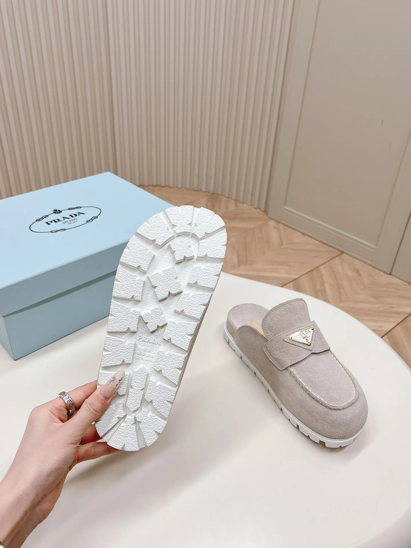 出240 最新系列!Prada 普拉达2024春夏新款凉鞋 三角扣面包包头半拖鞋 最新走秀系列 经典升级 舒适度与时髦度并存 每个颜色搭配都好看,设计搭配不同风格需求 鞋面:原版定制牛猄 内里: 原版定制羊皮内里,牛皮 垫脚 大底:原版开模防滑大底 鞋码: 35-40